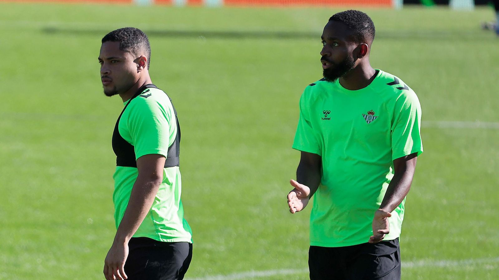 Vitor Roque y Bakambu, concentrados.