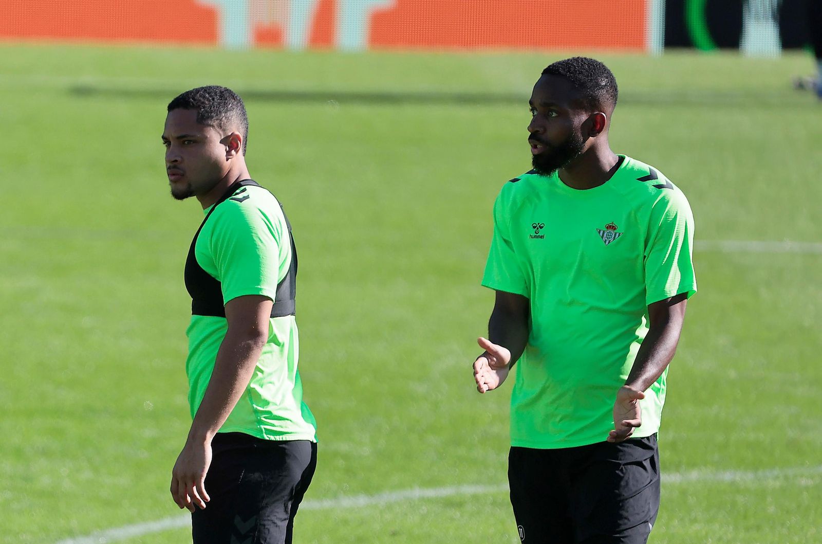 Vitor Roque y Bakambu, concentrados.