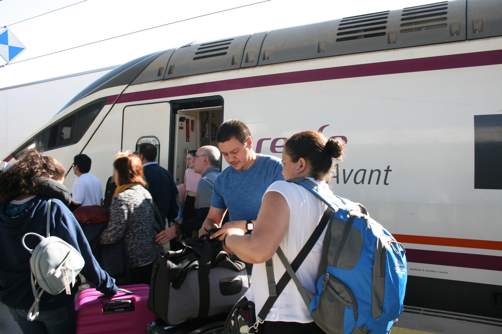 Dos viajeros del Avant Sevilla-Granada, recién llegados a la Estación de Andaluces