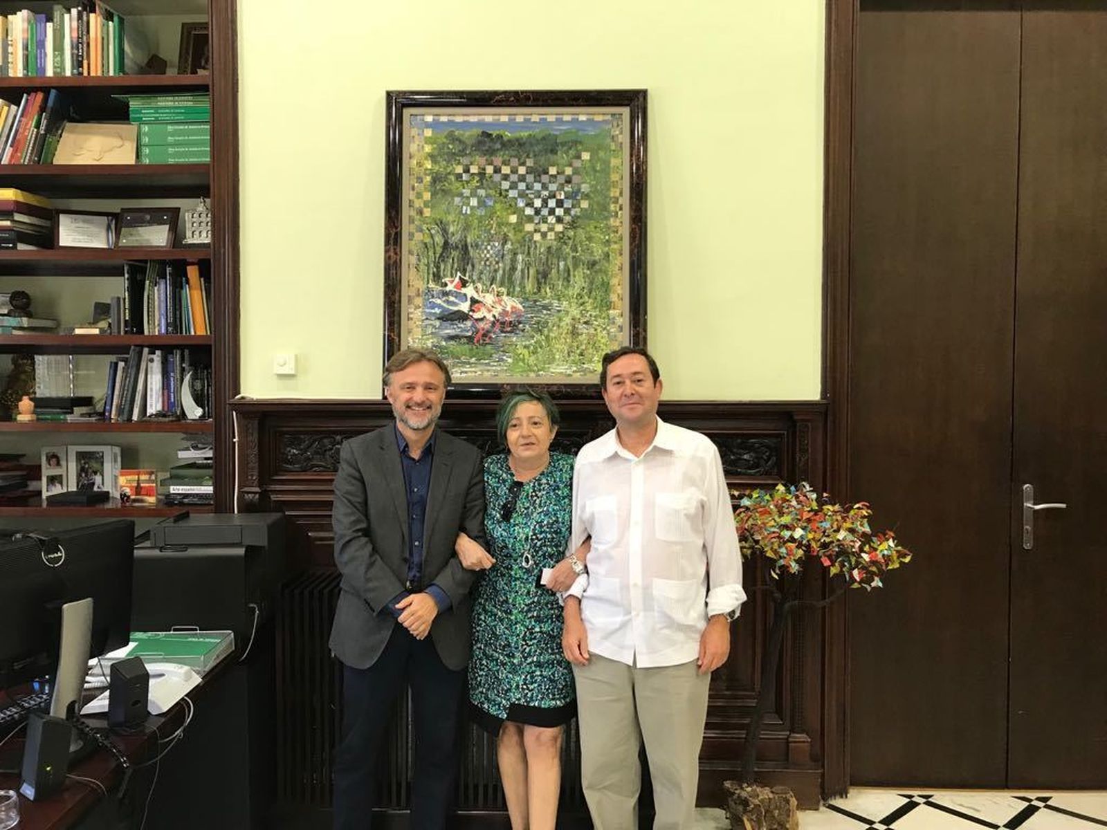 Leiva dona una pintura a Medio Ambiente