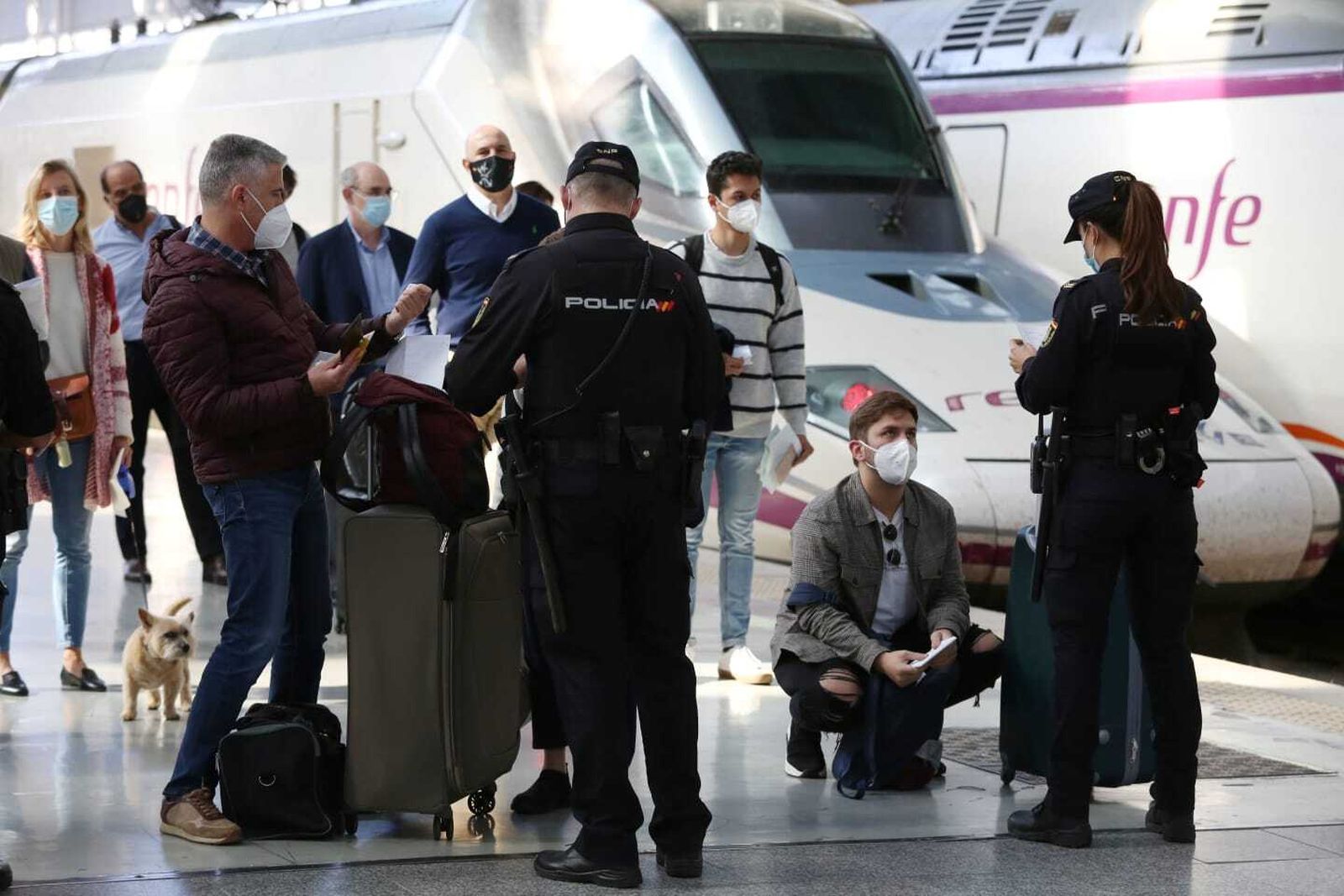 Controles en la estación de tren de Málaga en el primer día de movilidad restringida en Andalucía