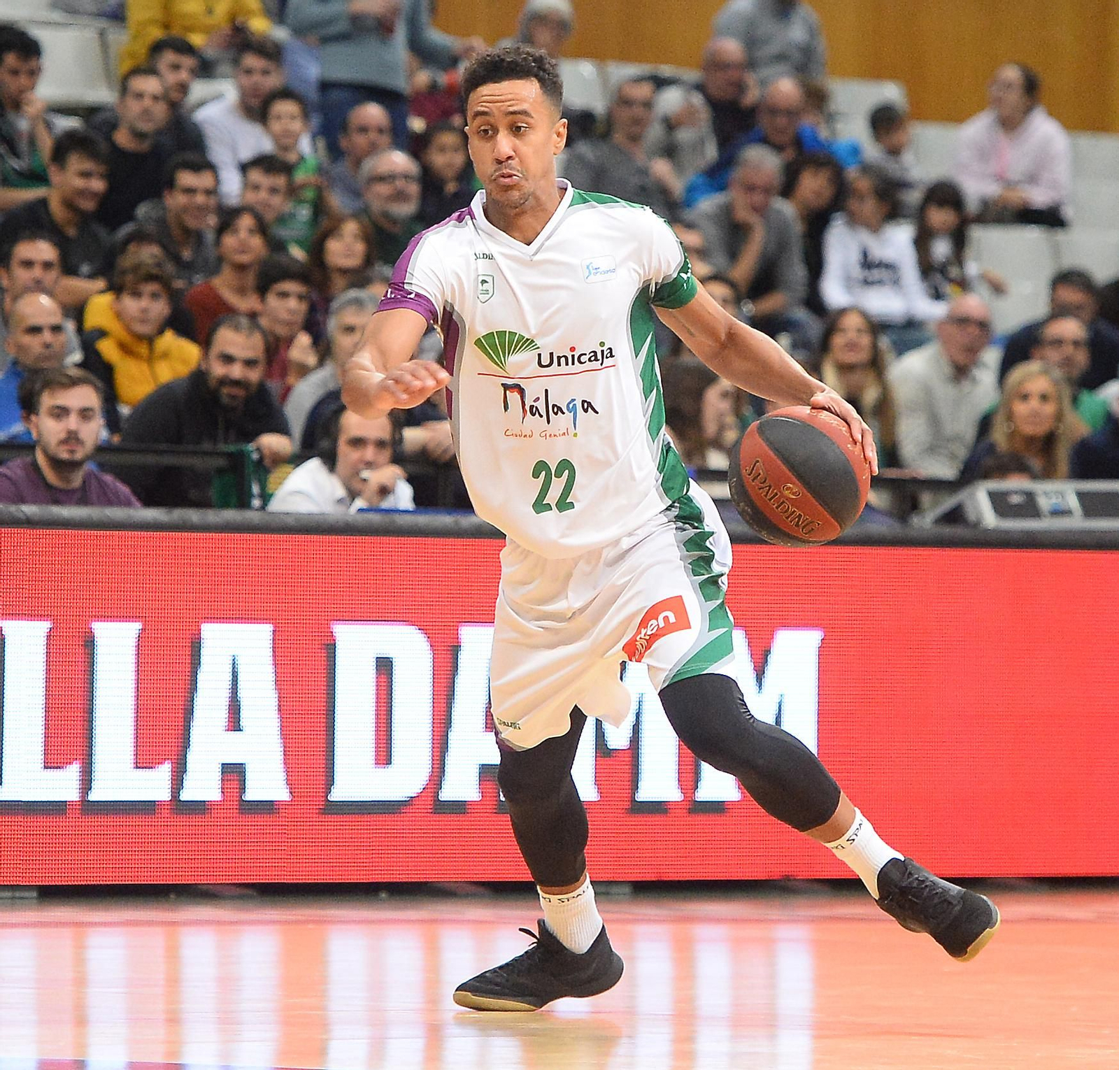 Brian Roberts bota el balón.