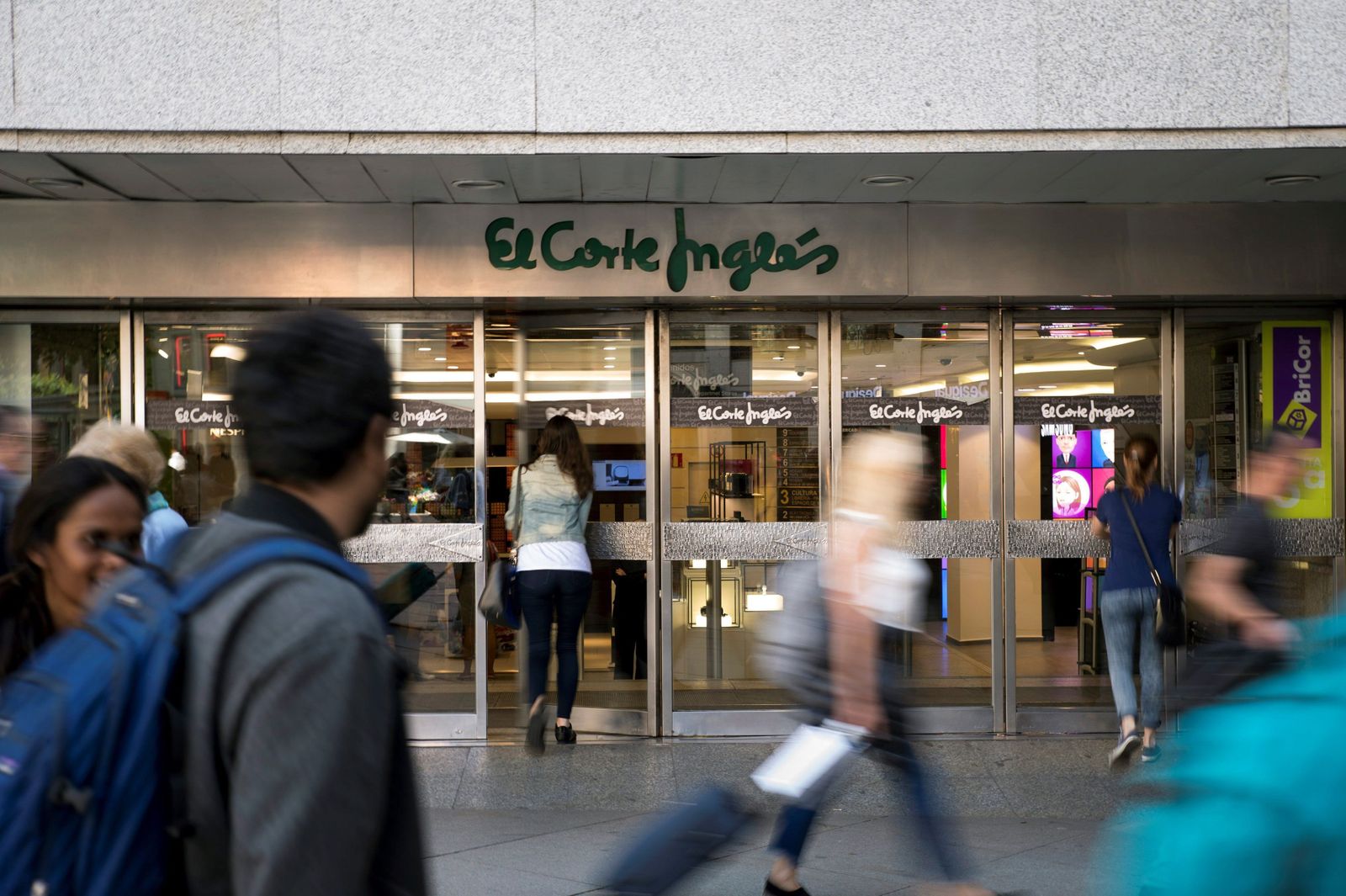 En la imagen, un Corte Inglés, una de las empresas que va a hacer ERTE