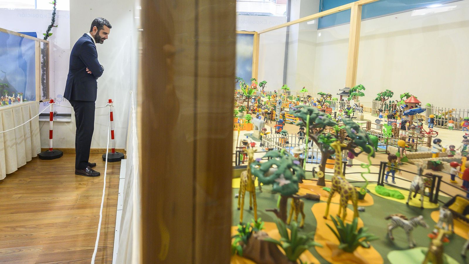 El alcalde visitó con detalle la muestra.