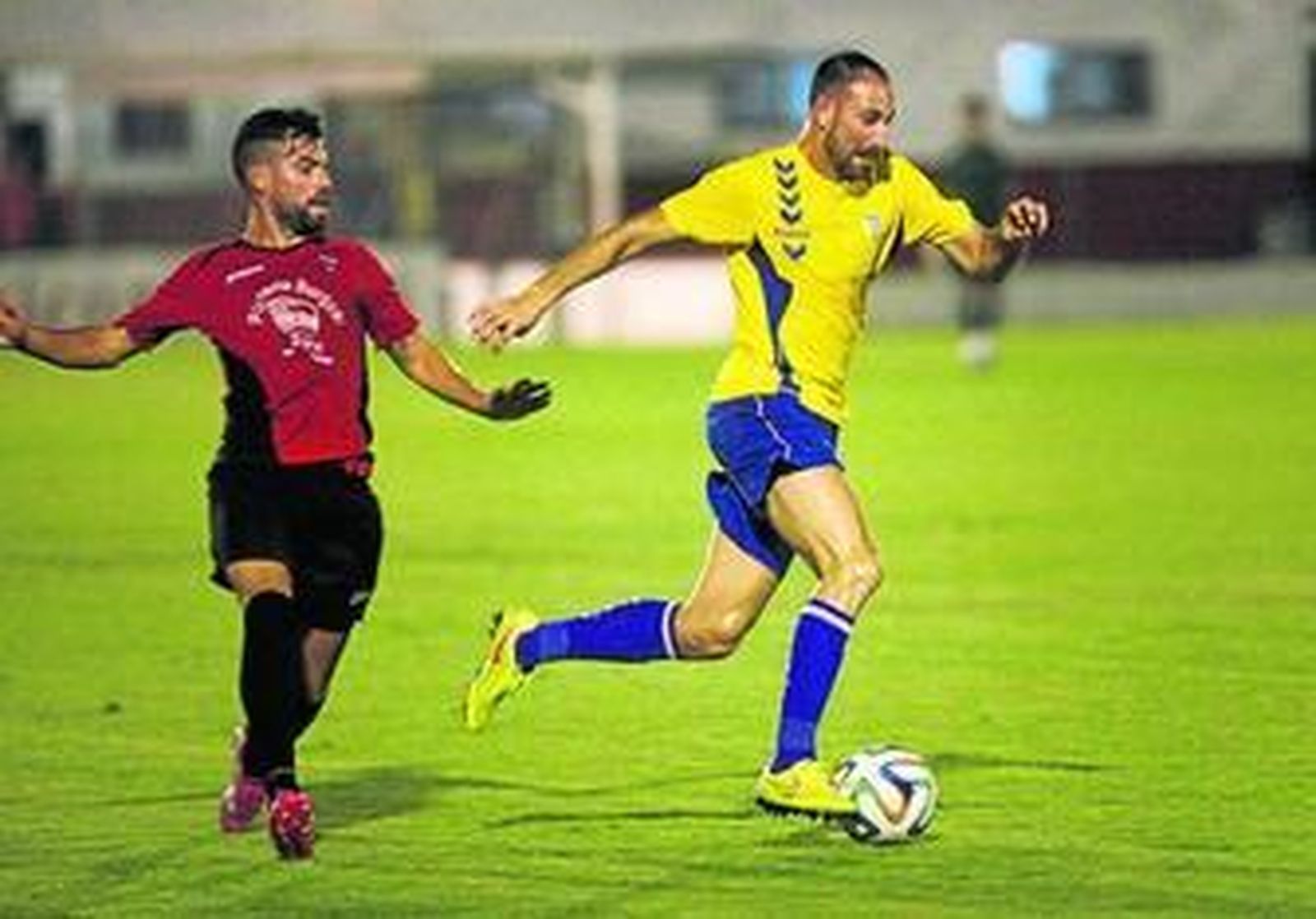 Juanjo conduce el balón durante un partido amistoso disputado el pasado verano.