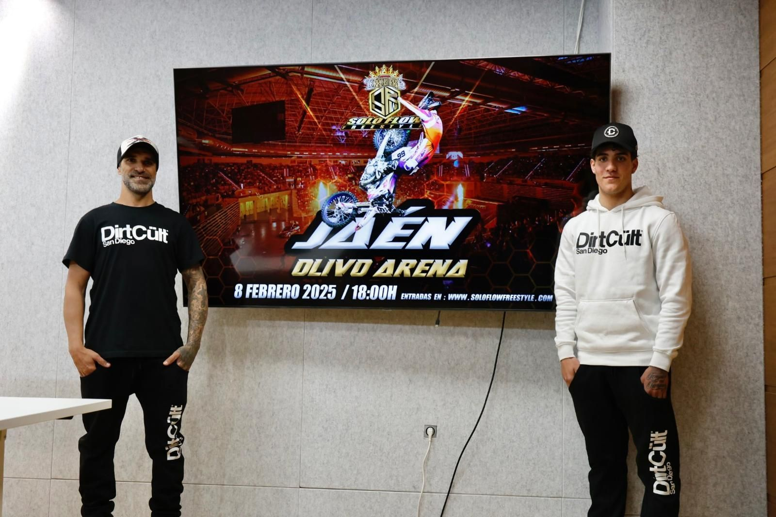 Edgar Torronteras y Unai Aguilón, con el cartel oficial del evento.