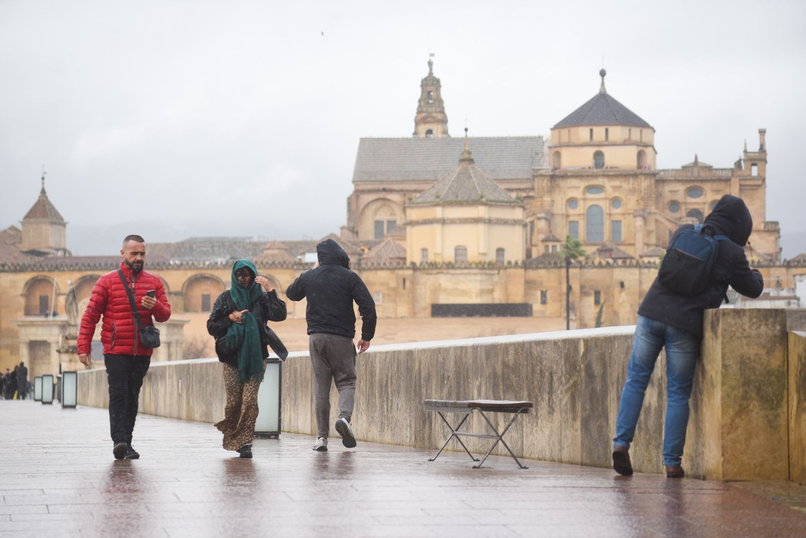 Las fuertes rachas de viento y la lluvia dejan las calles de Córdoba vacías