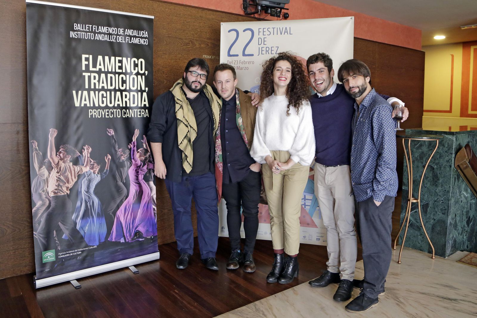 Rafael Estévez posa con Alejandro Molinero, Sara Jiménez, Alberto Sellés y Nani Paños.