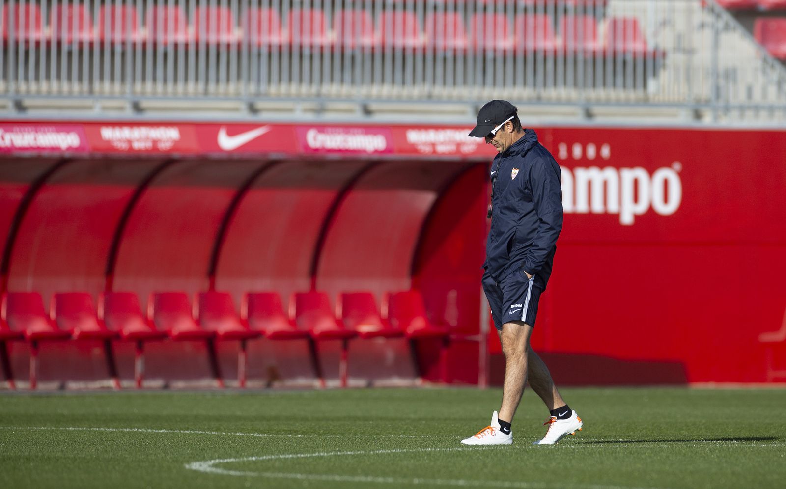 Lopetegui, pensativo, en el entrenamiento de este jueves.
