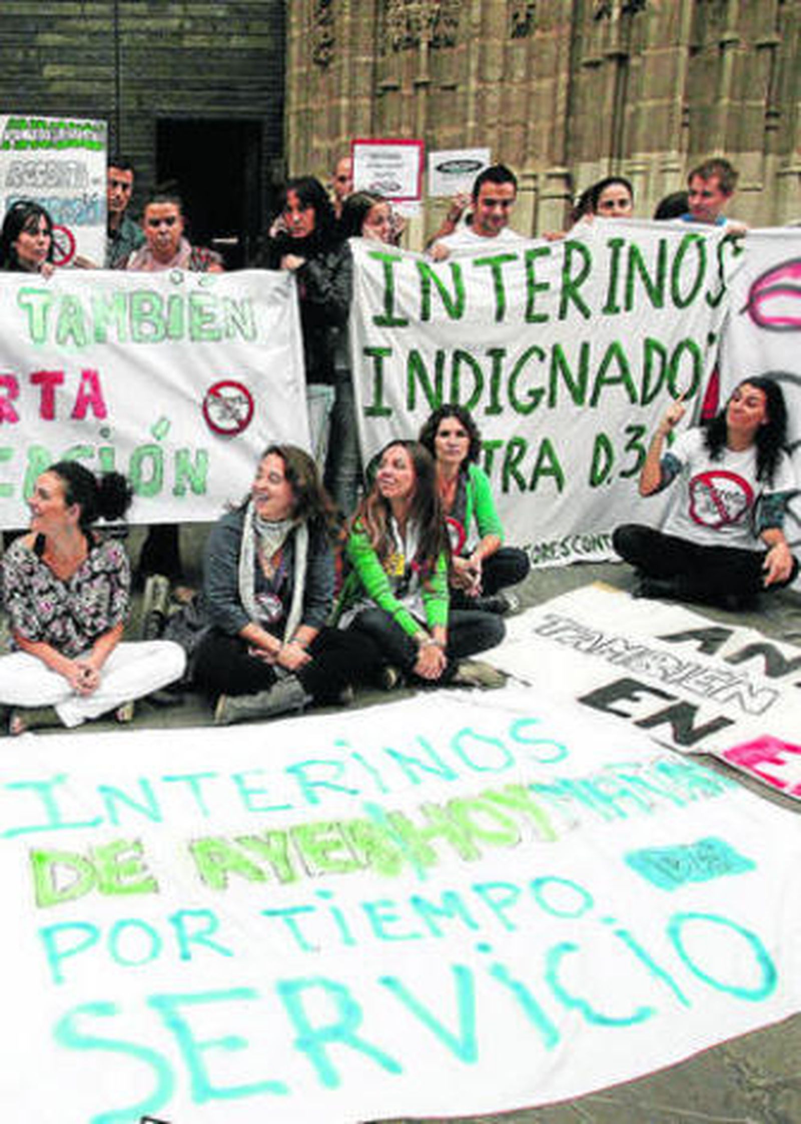 El grupo de interinos a las puertas de la Catedral de Sevilla.