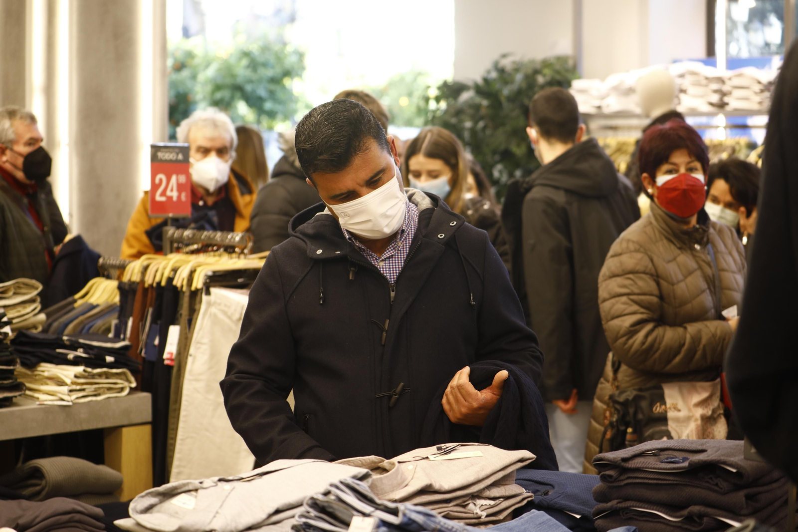 Así ha sido el primer día de rebajas en Córdoba, en fotografías
