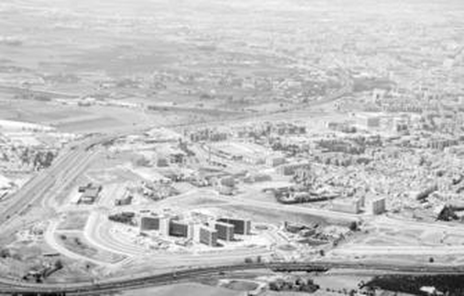 1. Los tribunales han anulado la expropiación de los terrenos del PTS y el Ayuntamiento busca la fórmula de indemnizar a los propietarios de un suelo ocupado ahora por el Hospital Clínico, viviendas y sedes empresariales 2. El empeño del Ayuntamiento por impedir las construcciones alrededor de la Plaza de Toros acabó con otra indemnización millonaria. 3. La expropiación del Parque García Lorca también acabó en los tribunales. 4. El edificio Penta es otro conflicto pendiente.