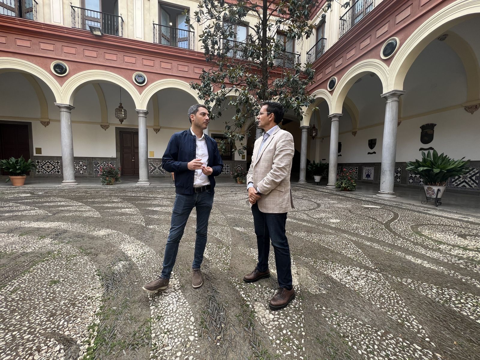 Paco Cuenca y Eduardo Castillo, en el patio del Ayuntamiento.