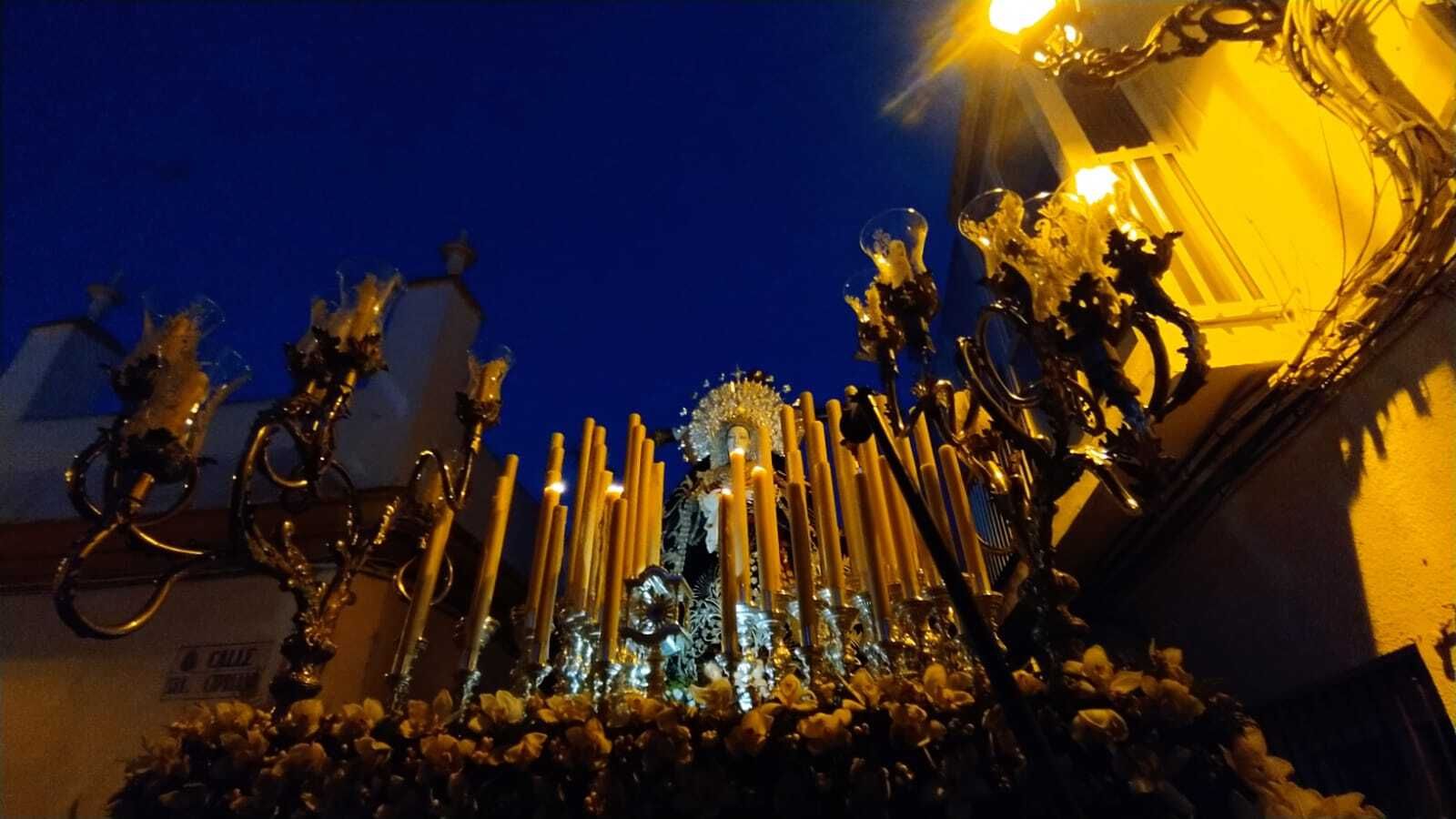 Las imágenes de la Soledad en procesión por las calles de San Fernando
