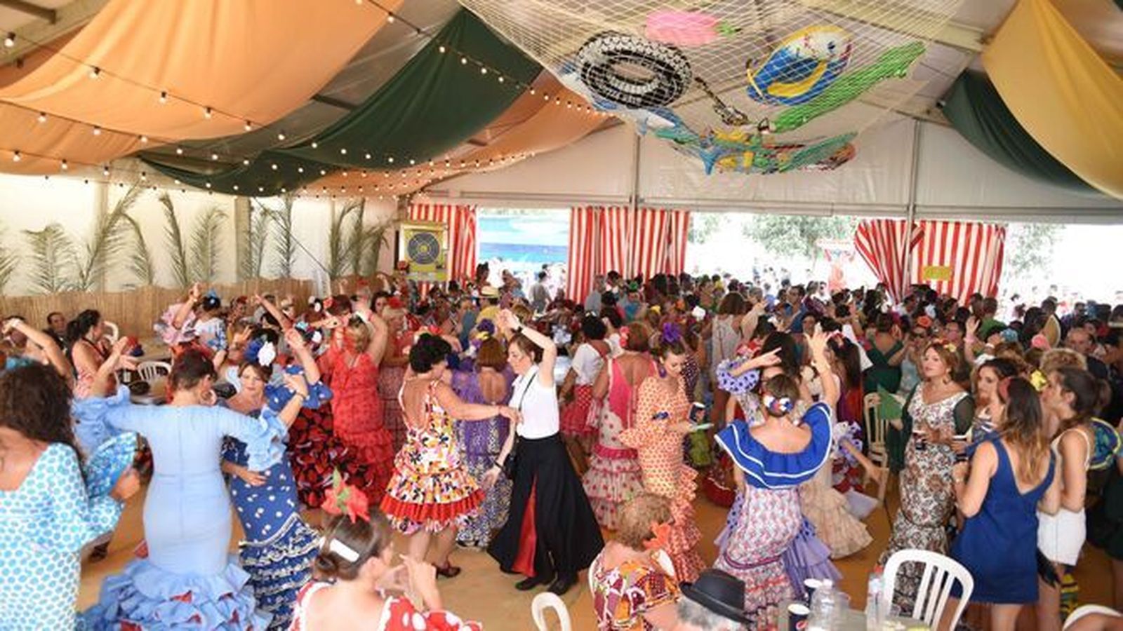 Interior de una caseta de la Feria de Puente Genil
