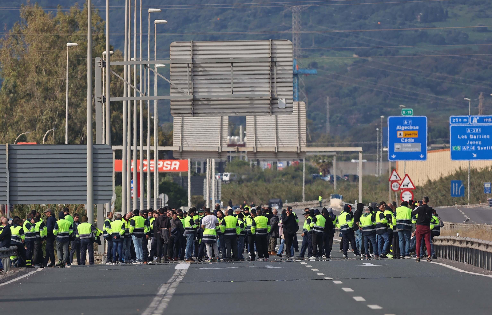 El nuevo corte de la A7 por los huelguistas de Acerinox, en imágenes