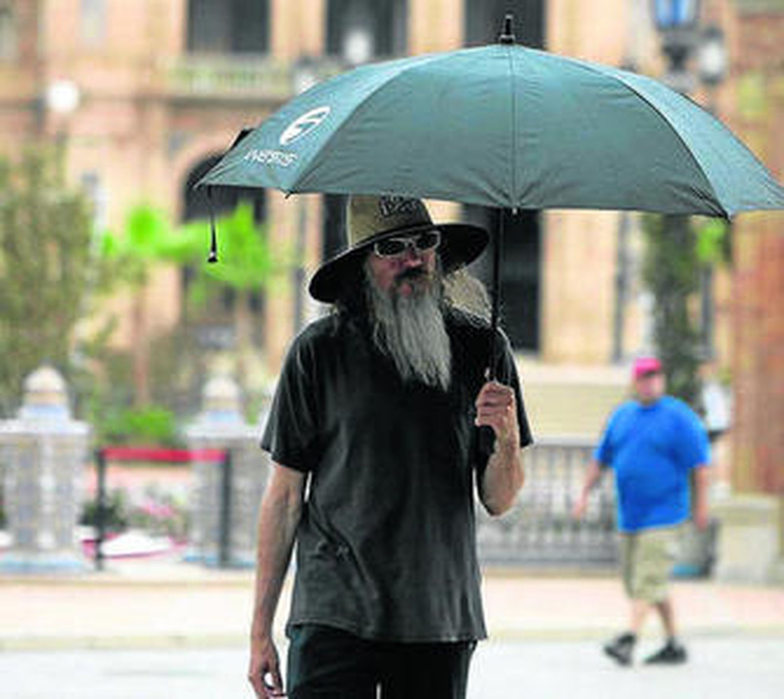 Sacha Baron Cohen saluda desde uno de los balcones de la Plaza de España, ayer durante el rodaje.