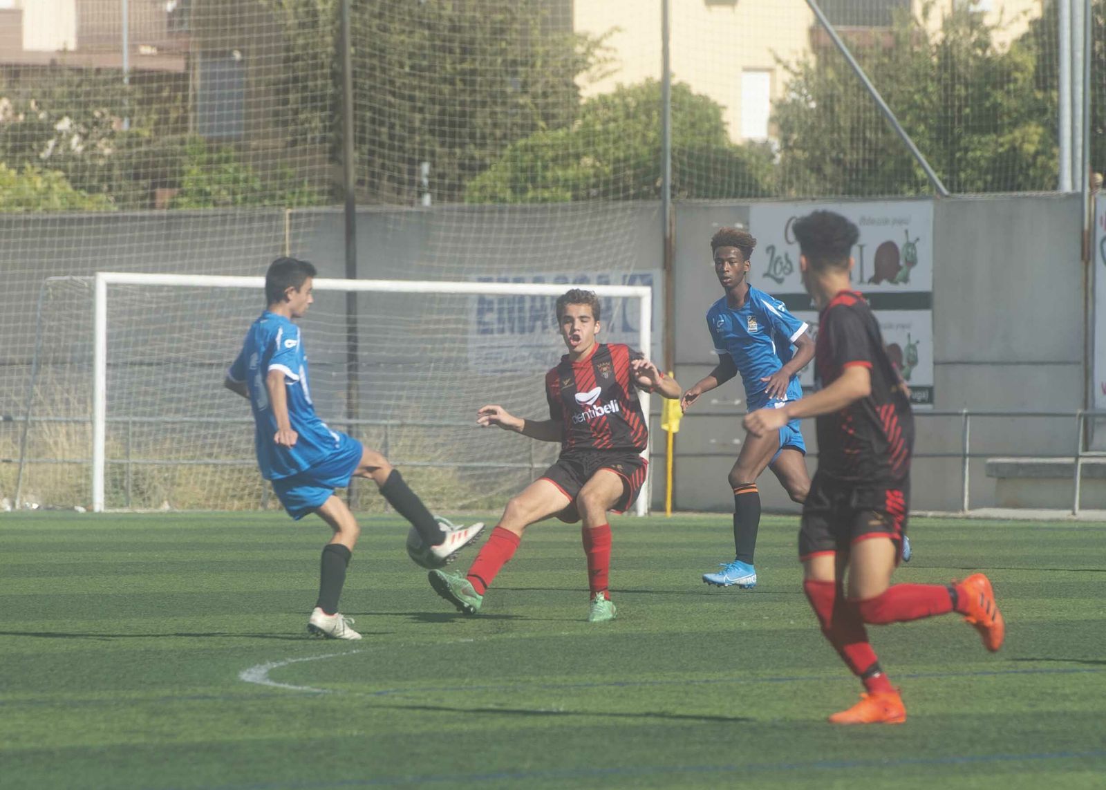 Un jugador del Séneca disputa el balón con un jugador del Wea Sierra de Cádiz.