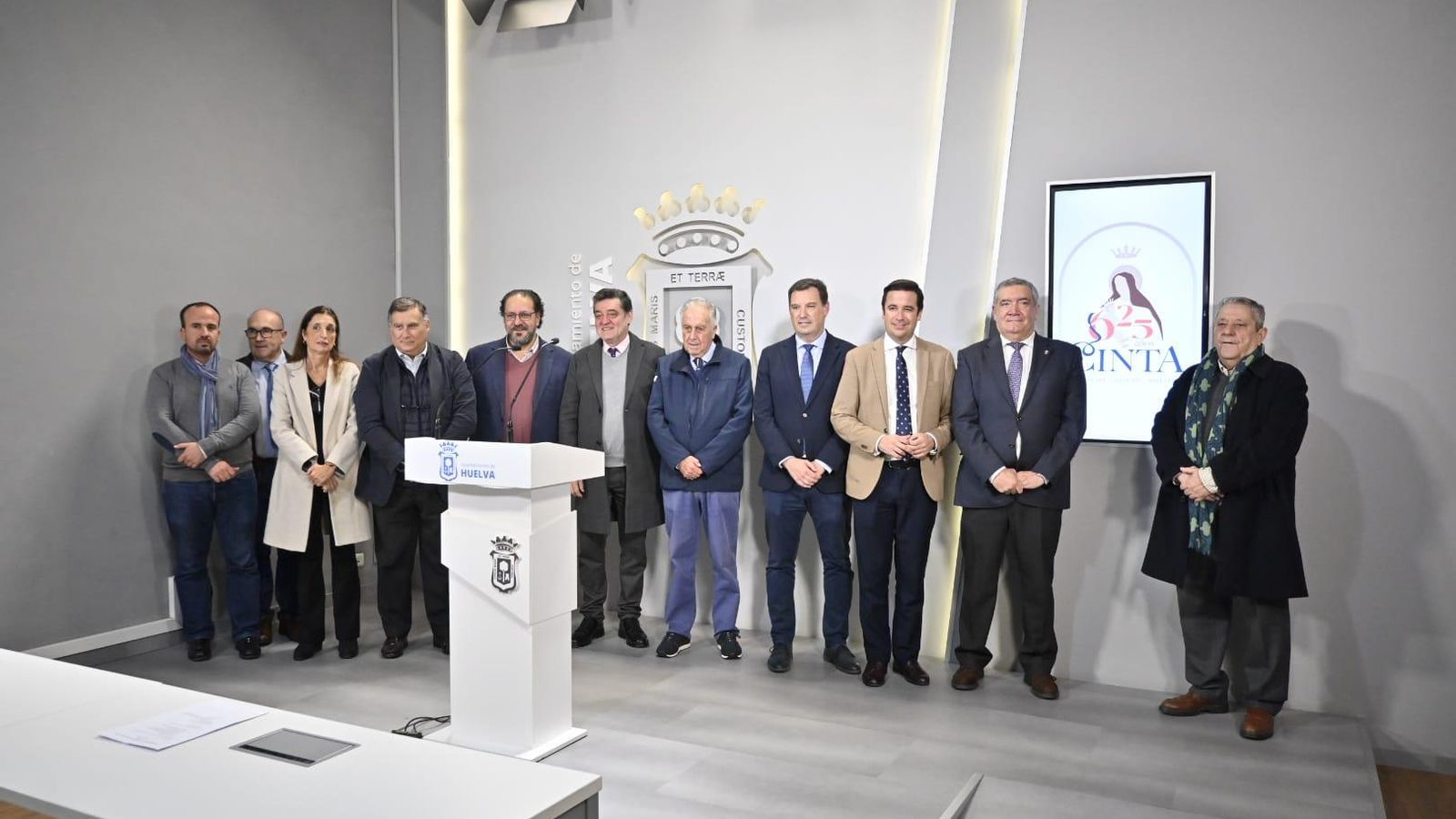Foto de familia en la presentación de los actos enmarcado en el 625 aniversario de la Virgen de la Cinta.