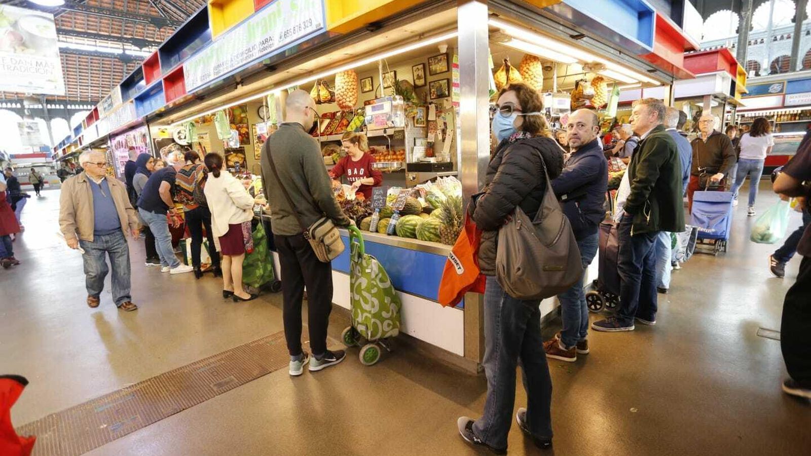 Clientes en el mercado Atarazanas este sábado.