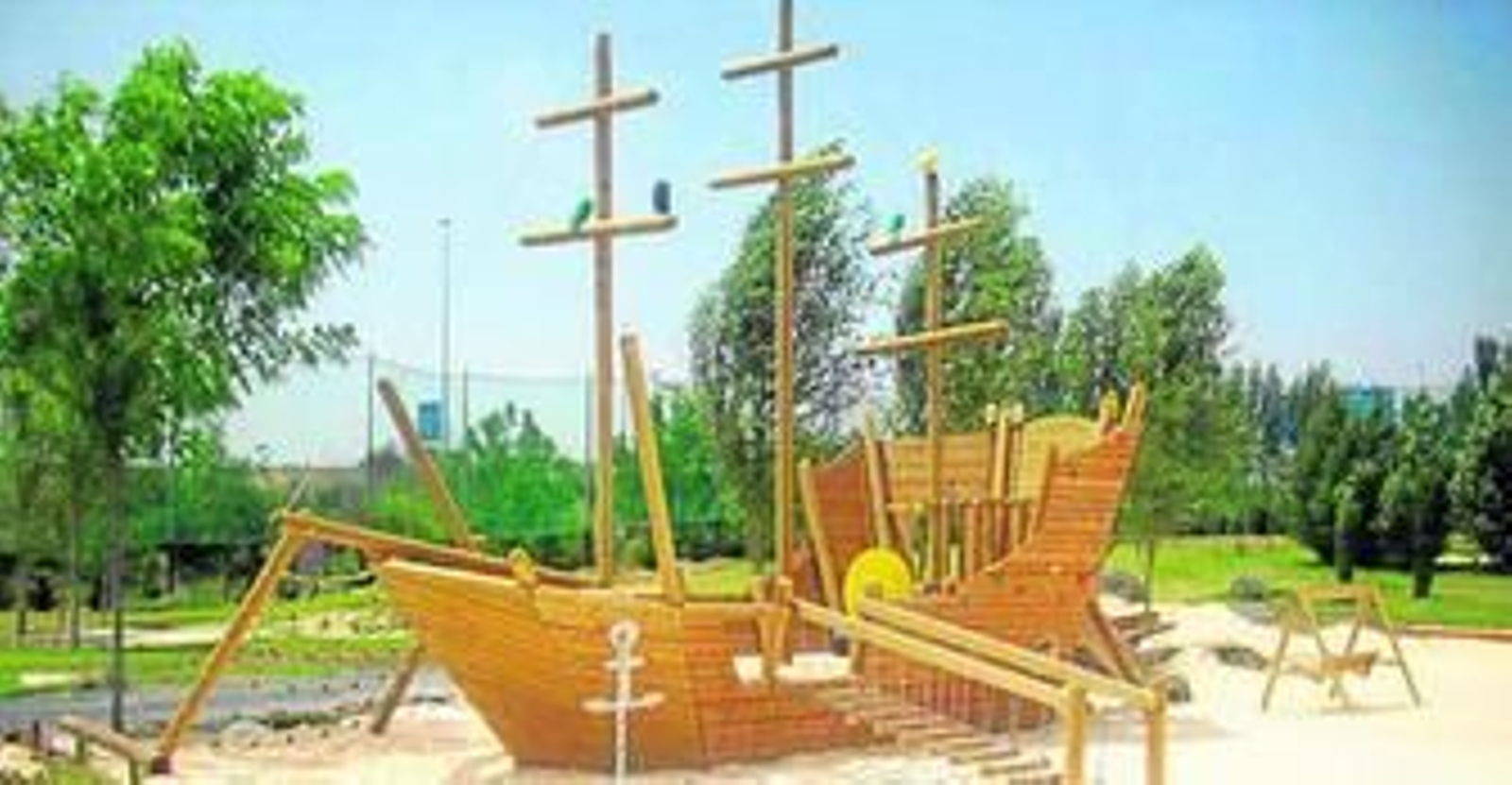 Barco de madera como elemento de juegos para los pequeños.