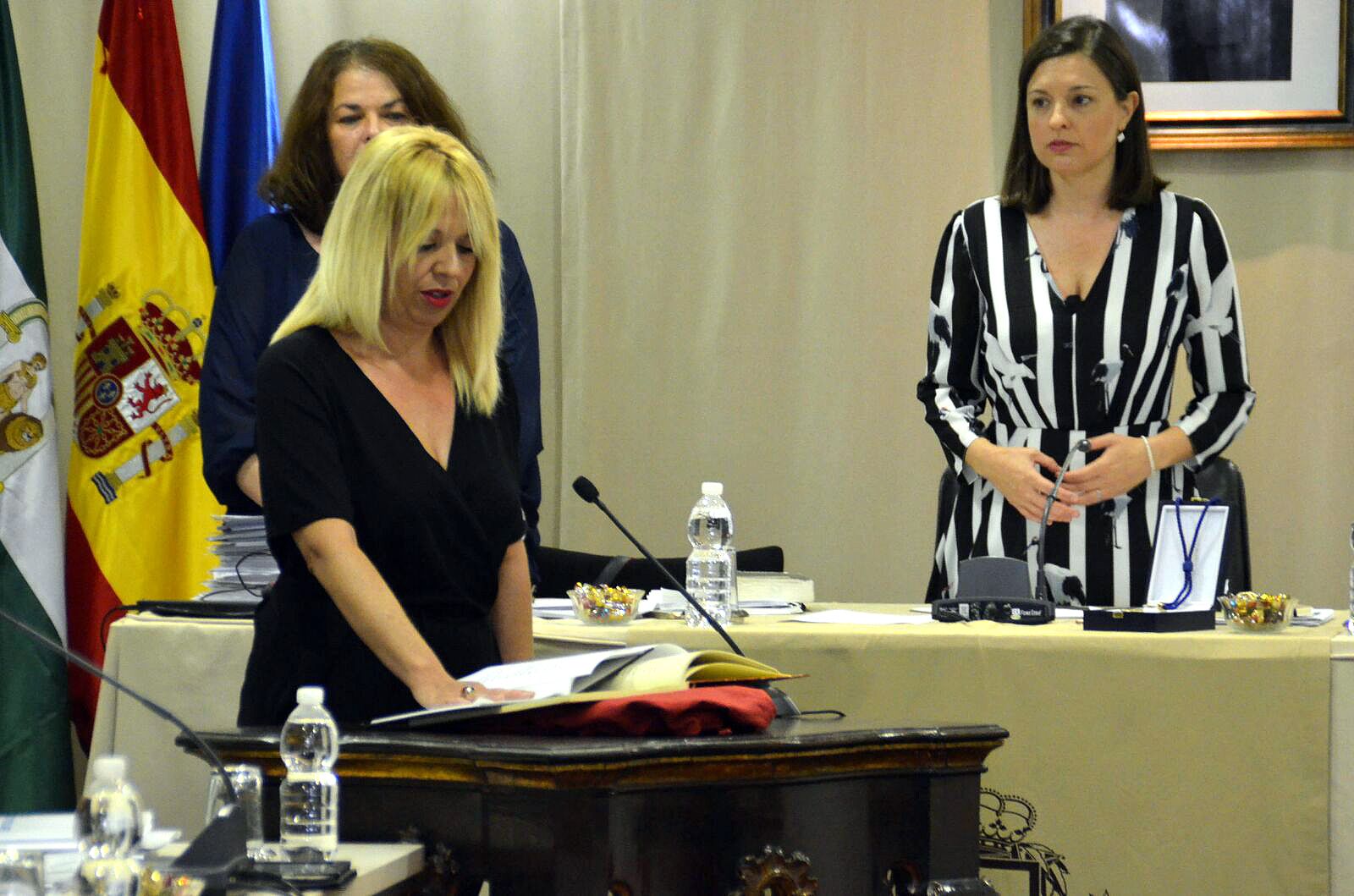 La nueva edil, en el momento de realizar su promesa