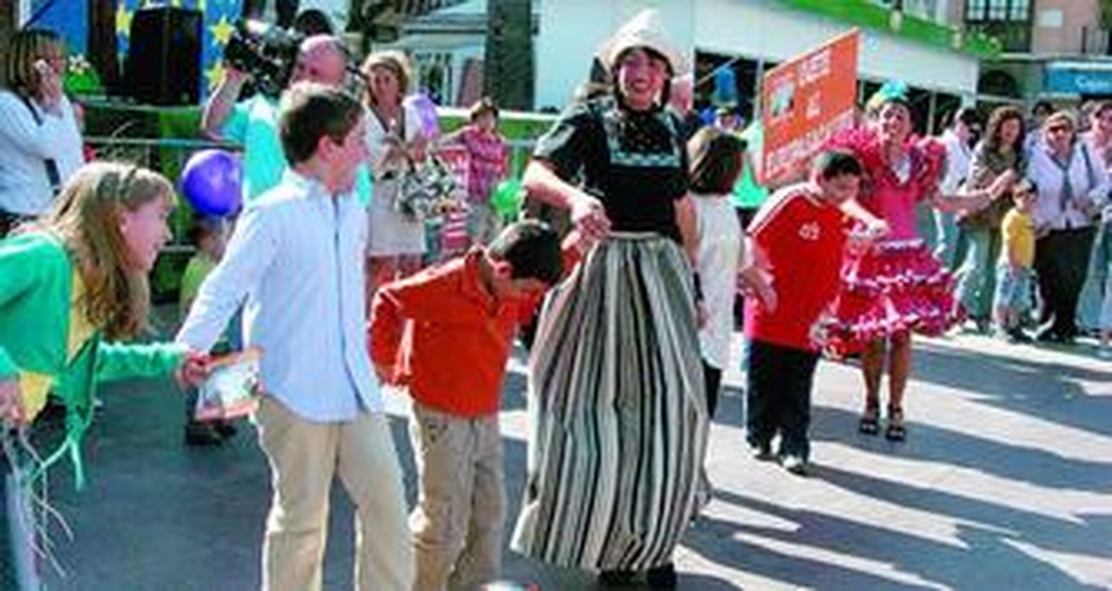 Varios niños participan en el pasacalles, ayer en la Plaza Alta.