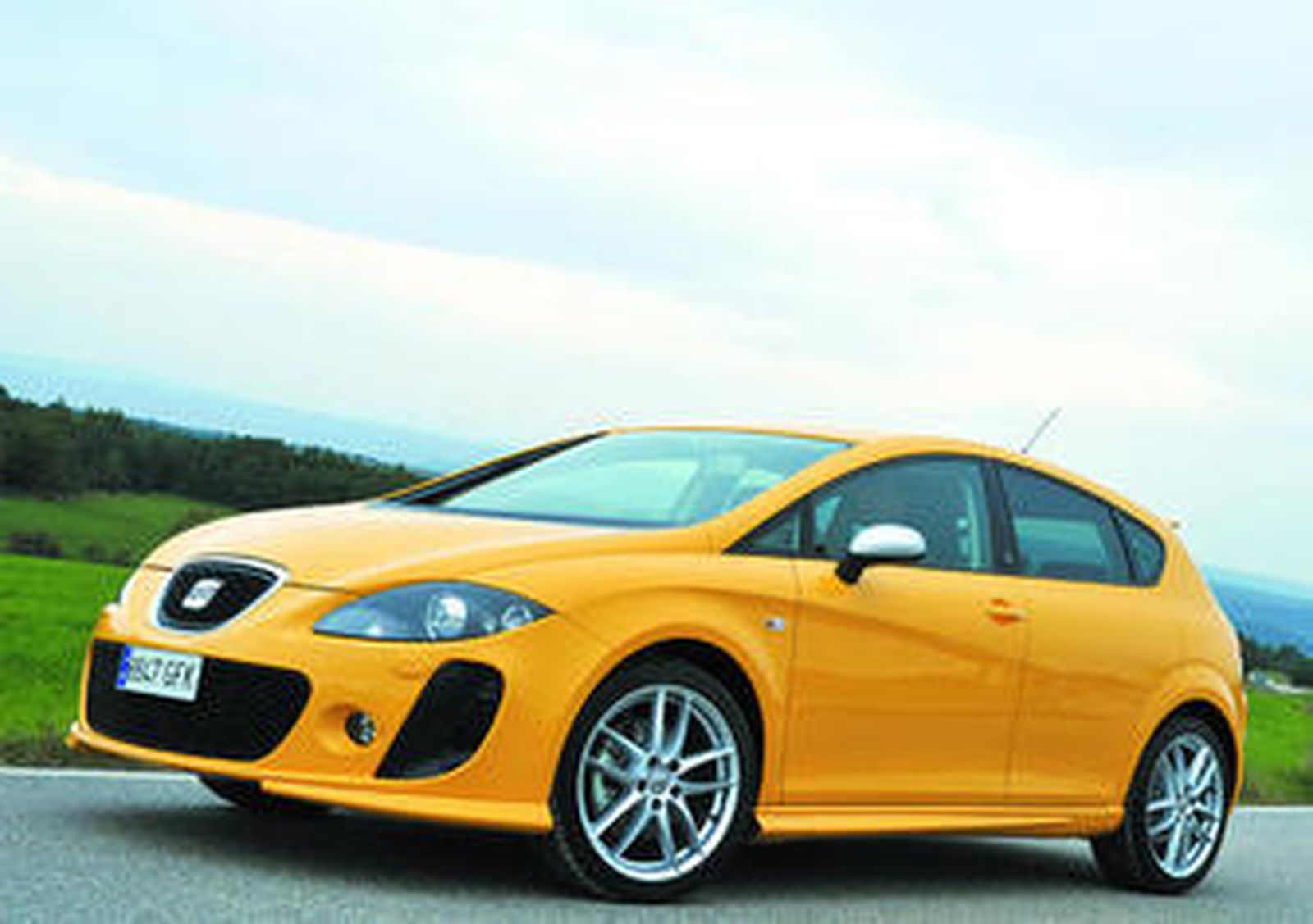 Lateralmente, la mirada se dirige a las exclusivas llantas de 18 pulgadas.