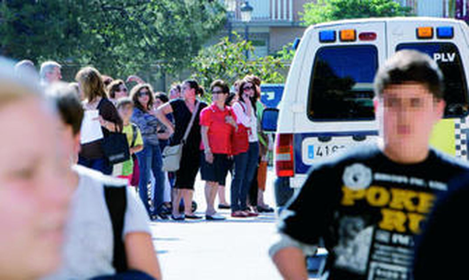 Madres y familiares de alumnos del colegio de Valencia donde se repartieron antivirales ayer.