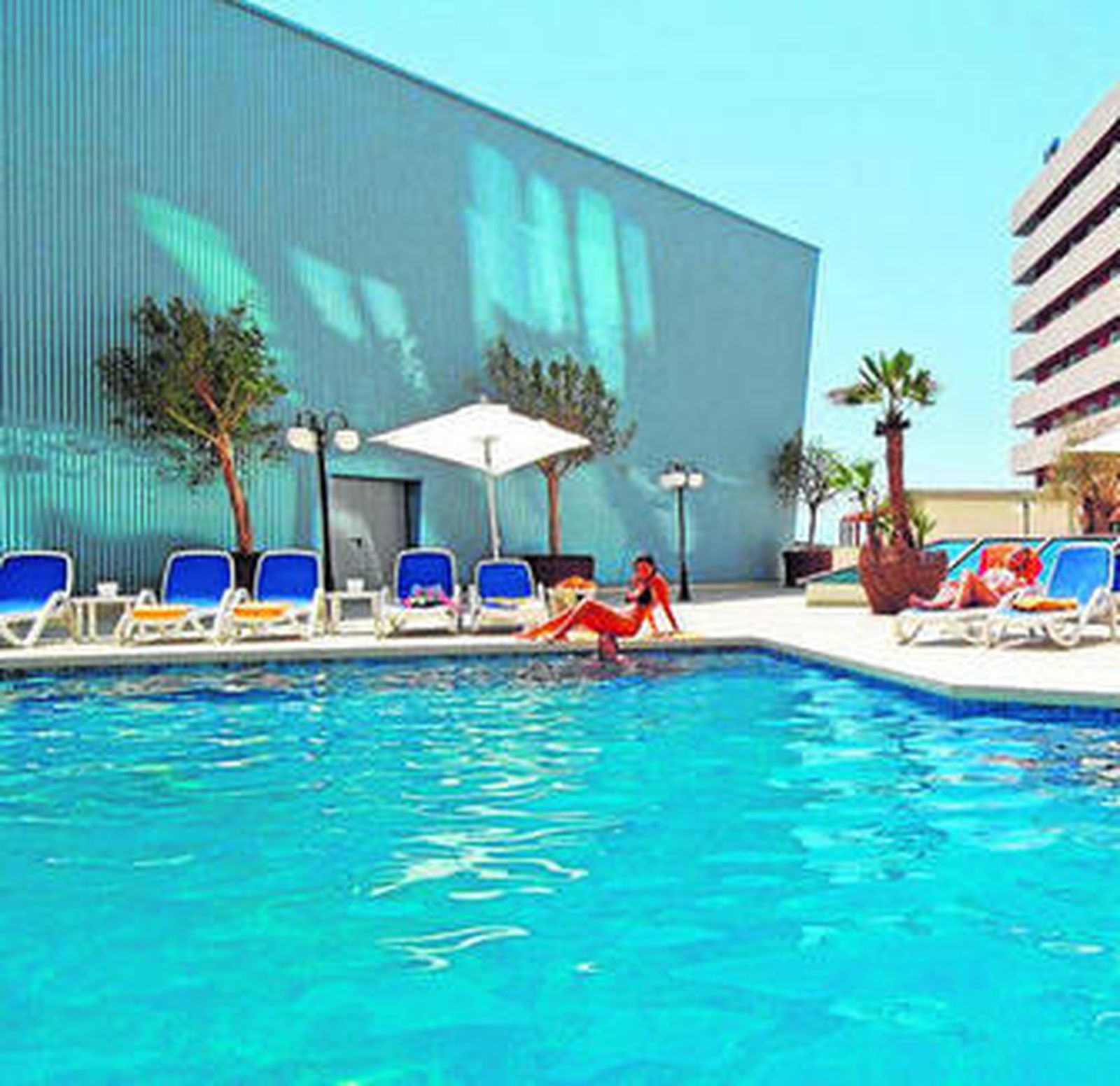 Piscina de uno de los hoteles de Asur.