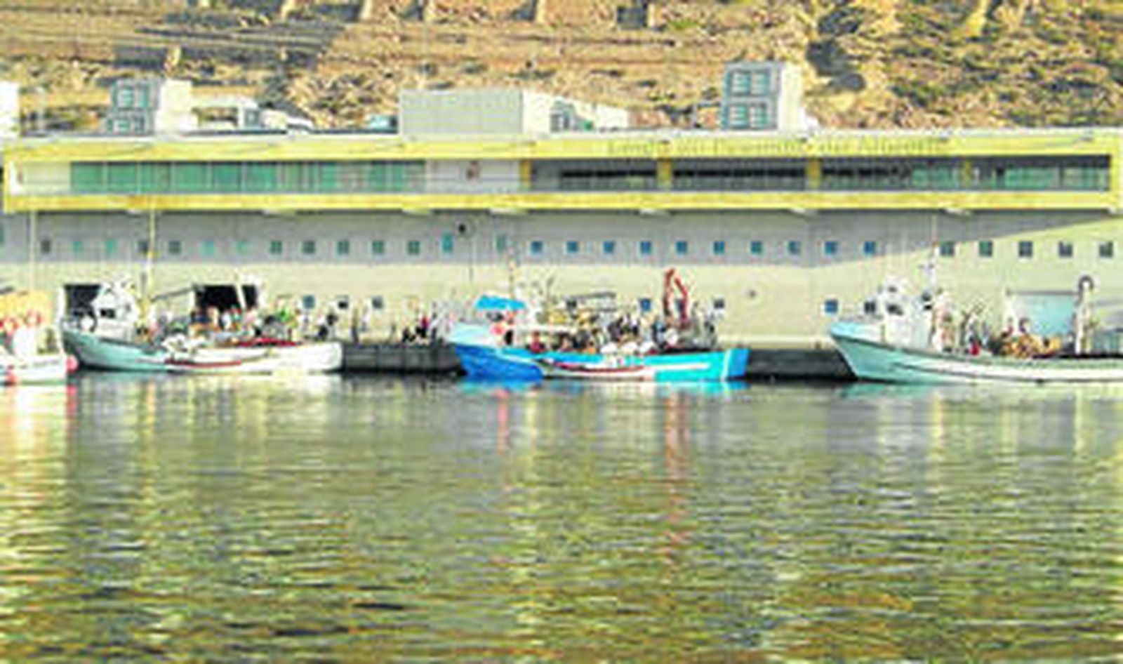 El restaurante está en la primera planta, sobre la lonja del puerto pesquero de Almería. Imagen del cocedero el Ropmerijo en el Puerto de Santa María.