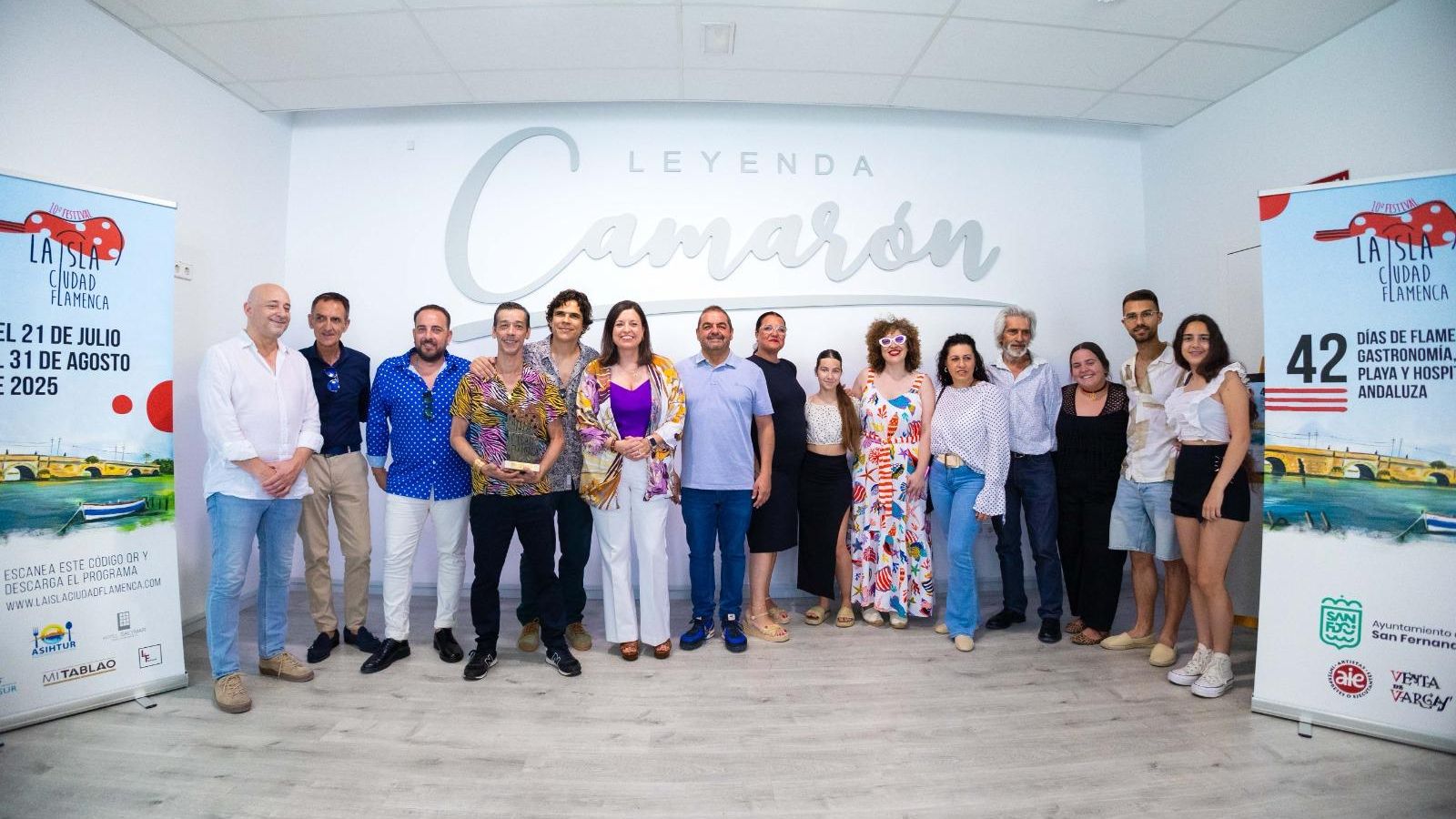 Foto de grupo de la presentación de la nueva edición. Foto de grupo de la presentación de la nueva edición.