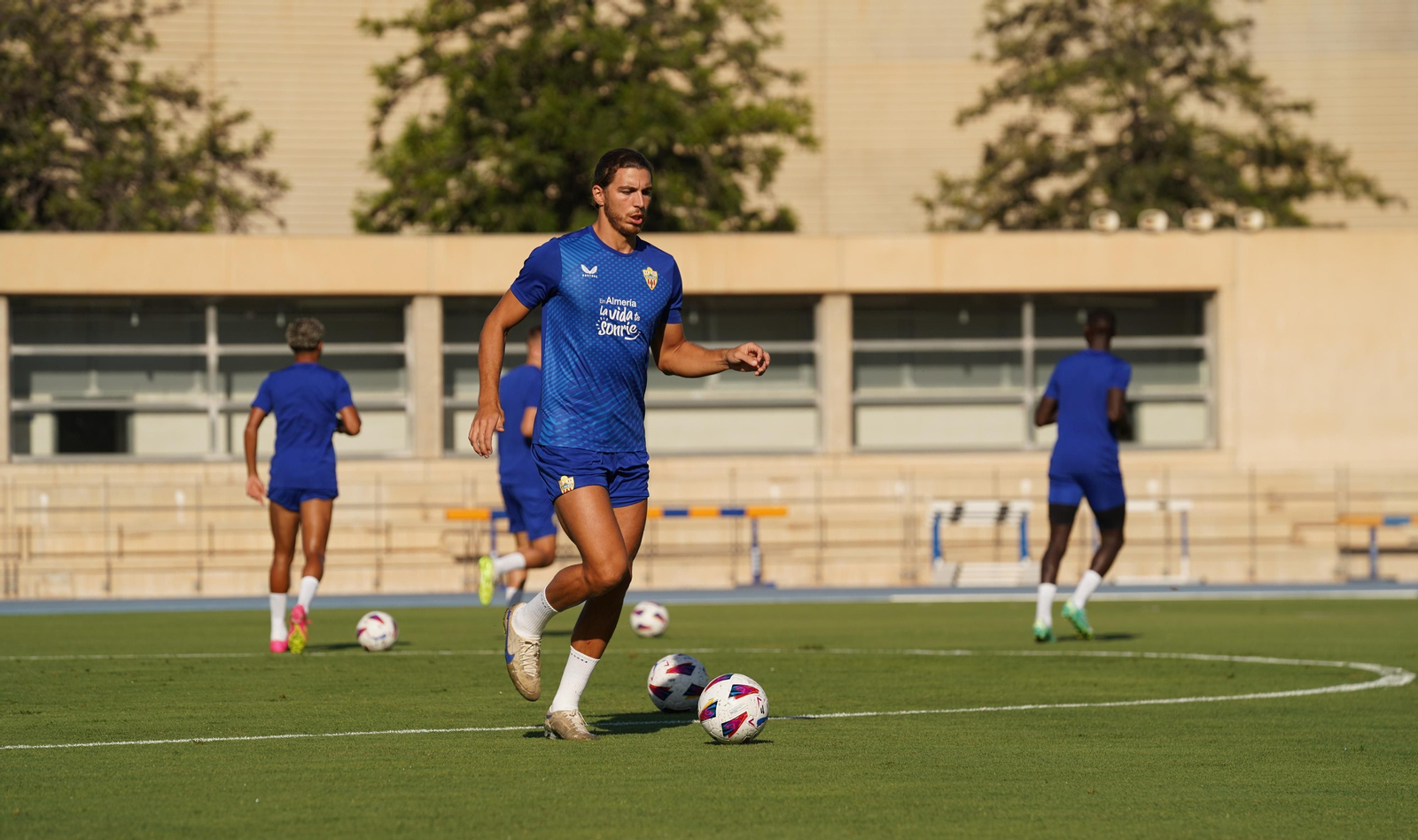 El zaguero serbio conduce un esférico en el entrenamiento matinal de este jueves