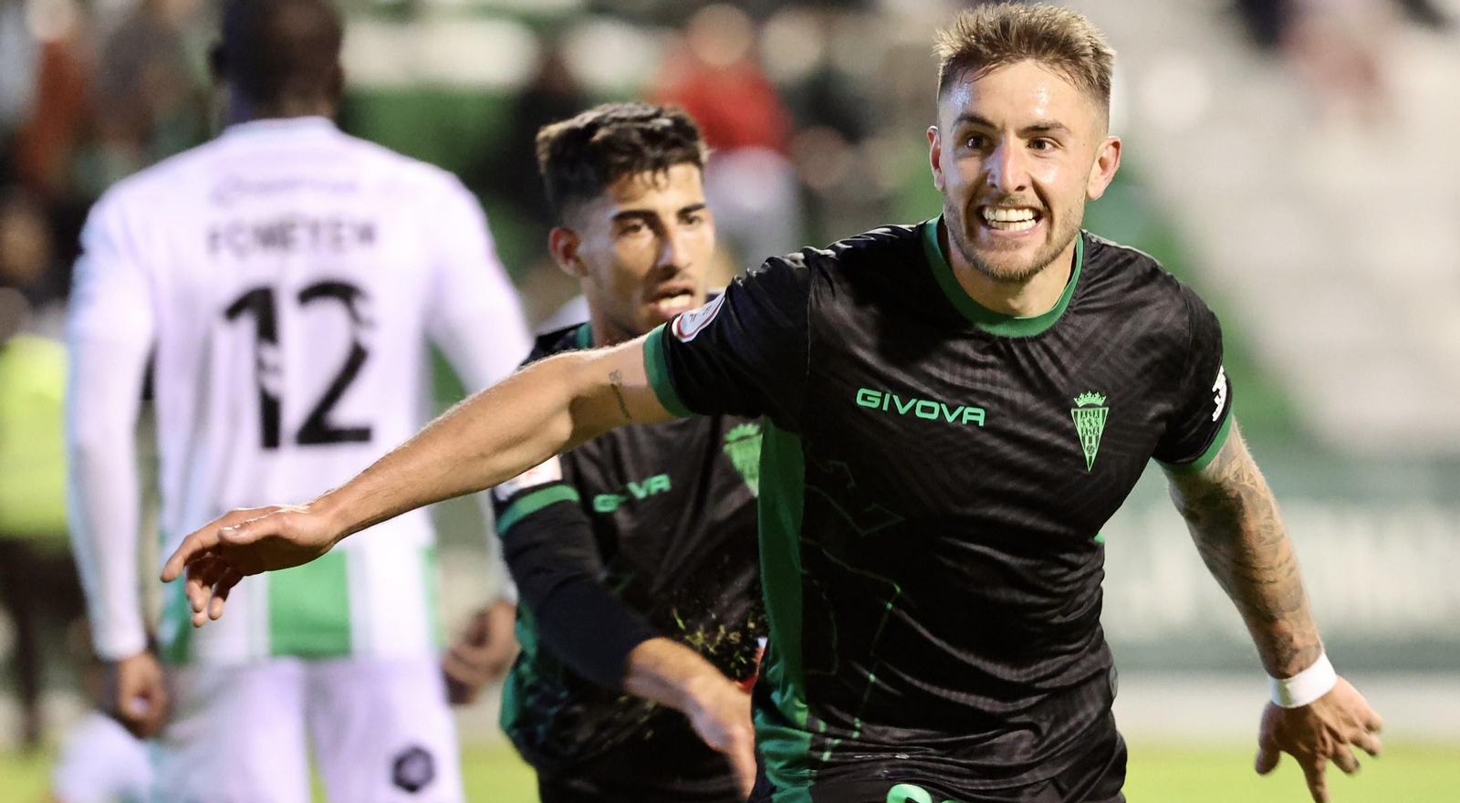 Casas, delantero del Córdoba CF, celebra su segundo gol en Antequera.