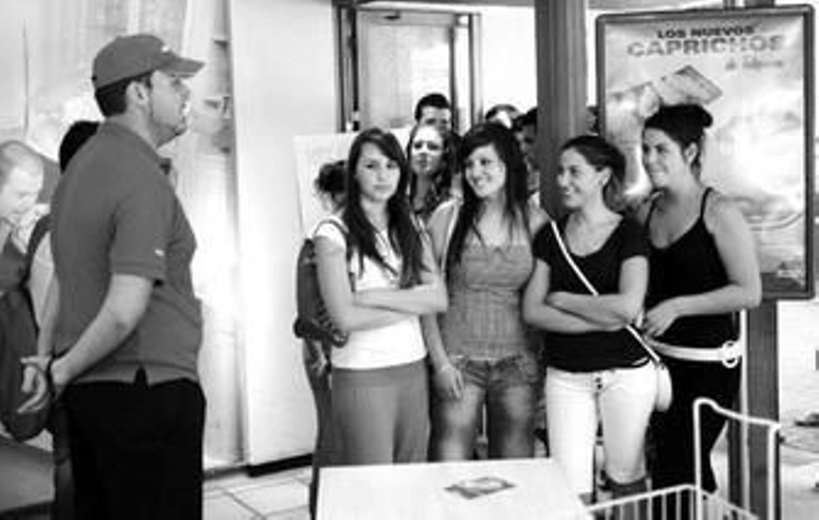 Décenas de jóvenes hacen cola ayer a las puertas del Telepizza de la avenida de Barcelona.