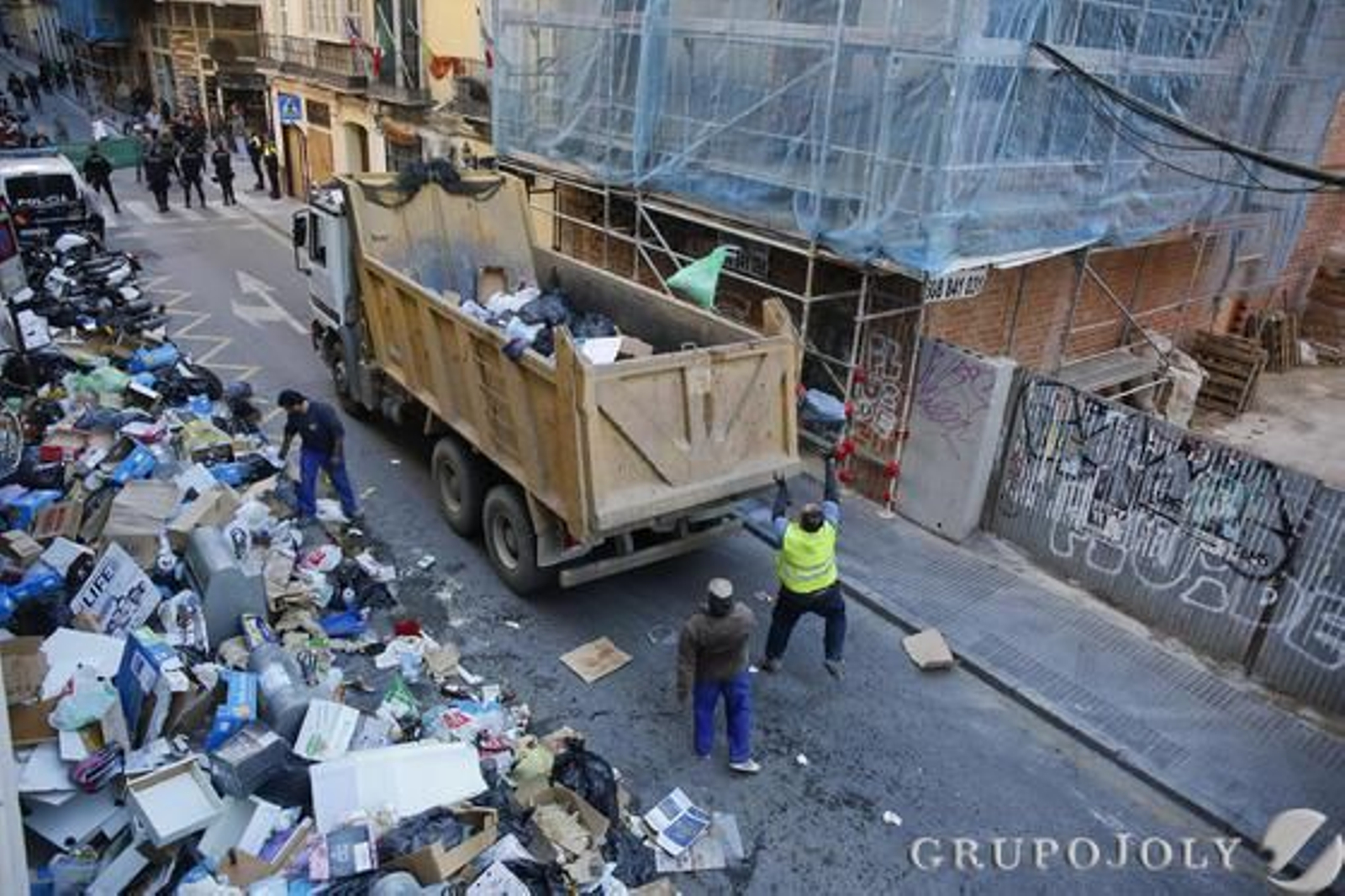 El camión de la empresa privada contratada por el Consistorio.

Foto: Javier Albiñana