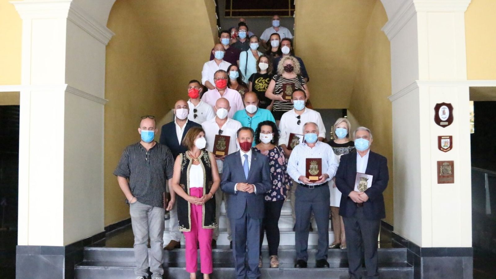 Representantes de empresas y colectivos reconocidos posan junto a los responsables municipales.