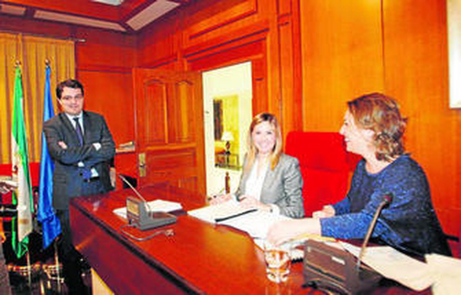 La alcaldesa, Isabel Ambrosio, mira al portavoz del PP, José María Bellido, antes de un pleno.