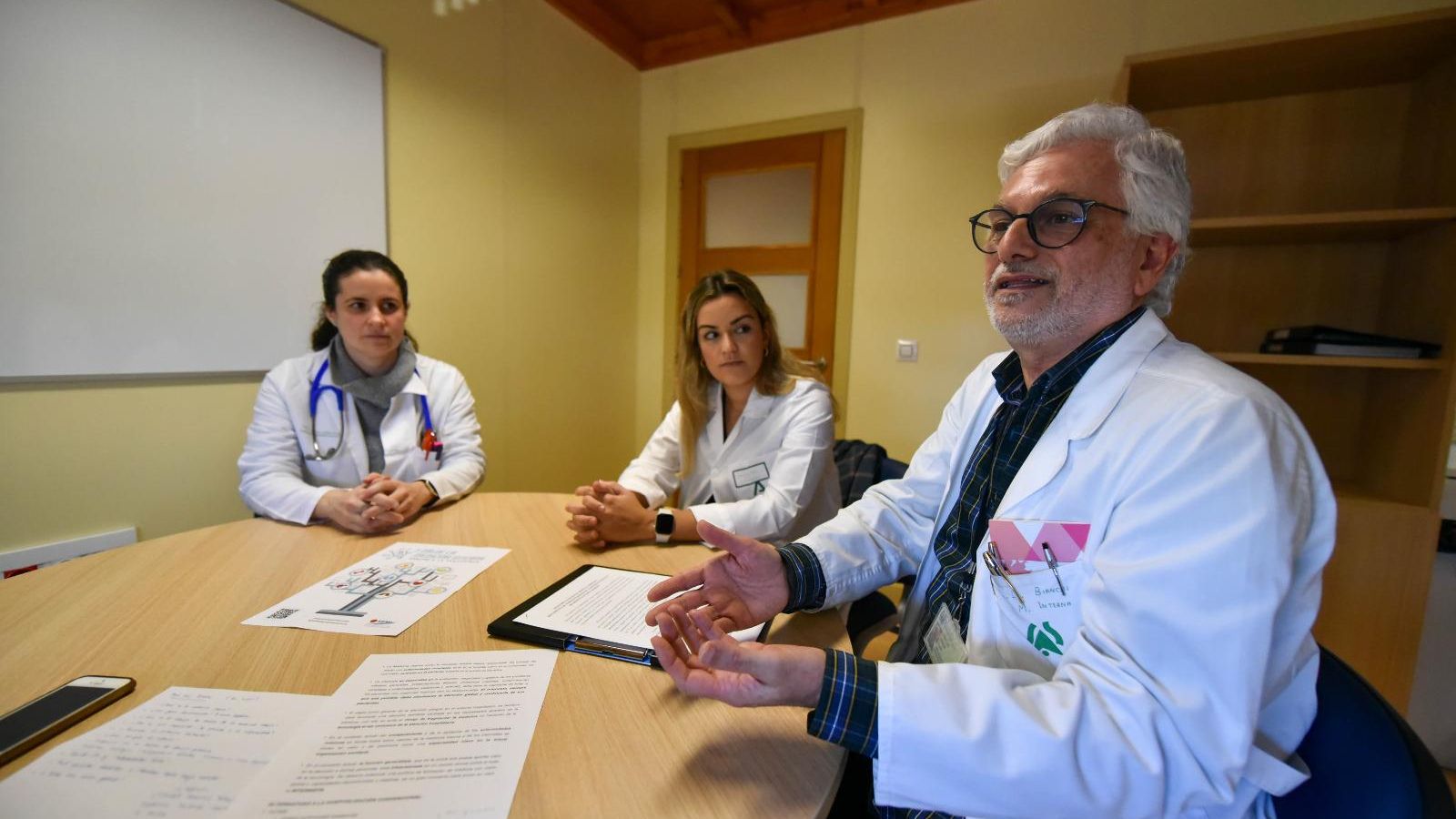 Los doctores Claudia Amorós, Esperanza Miranda y José Luis Bianchi, durante la entrevista.