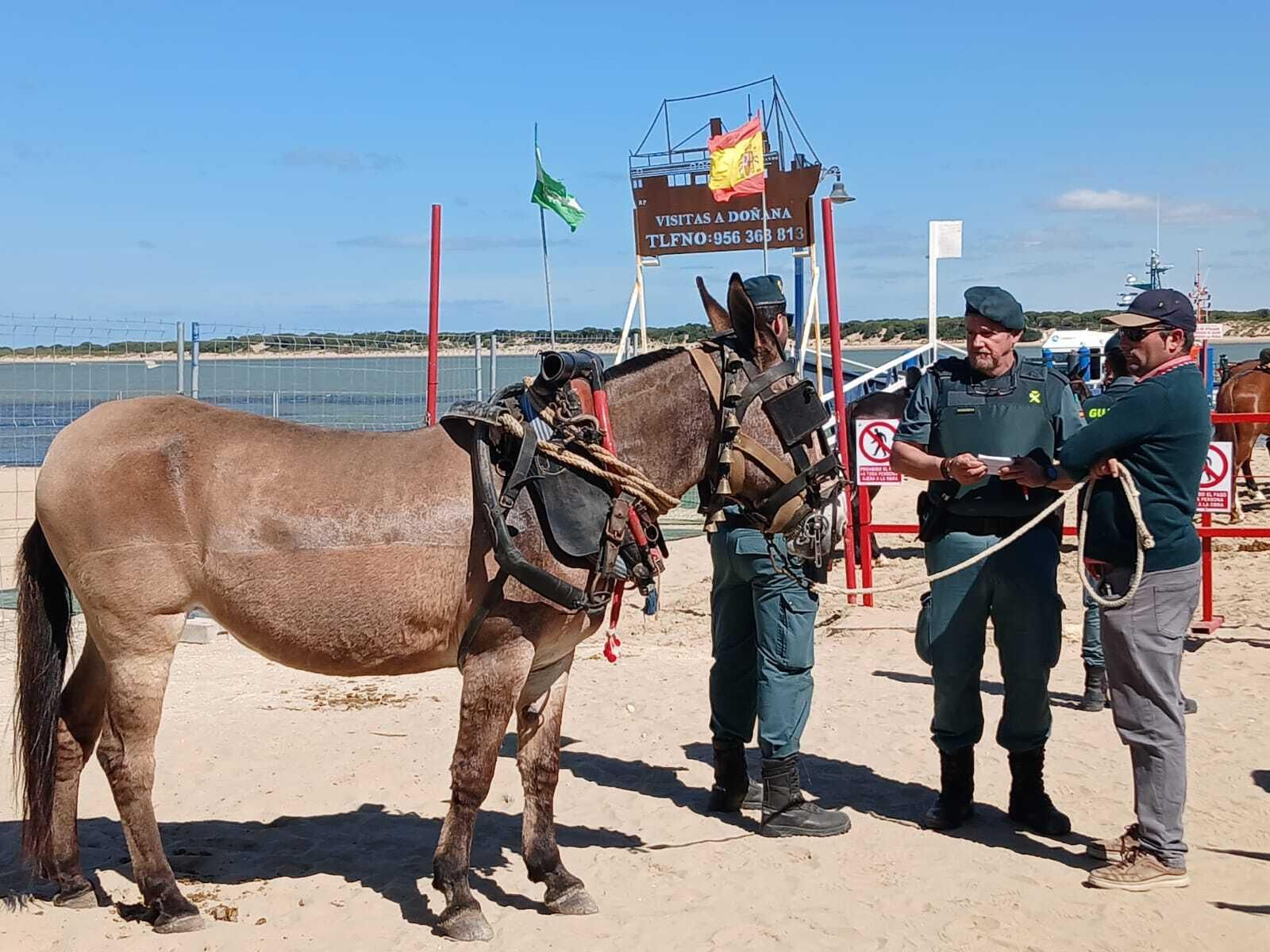 Rocío 2024: Imágenes del Primer día de embarque de romeros en Bajo de Guía en Sanlúcar