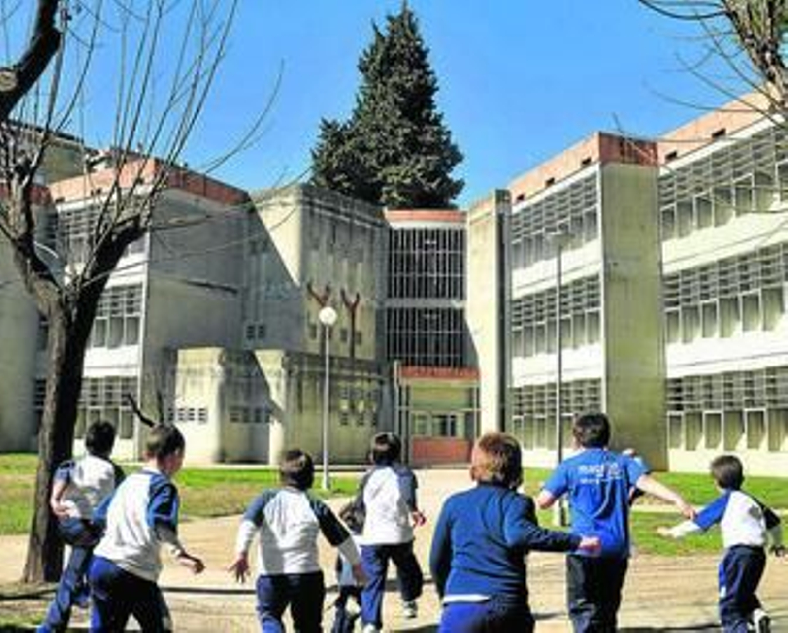 Un grupo de niños practica deporte en las zonas exteriores del Colegio Altair, en Sevilla.