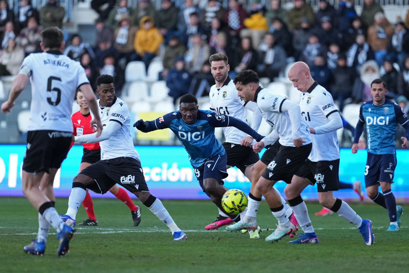 Un instante del partido entre el Burgos y el Cádiz.