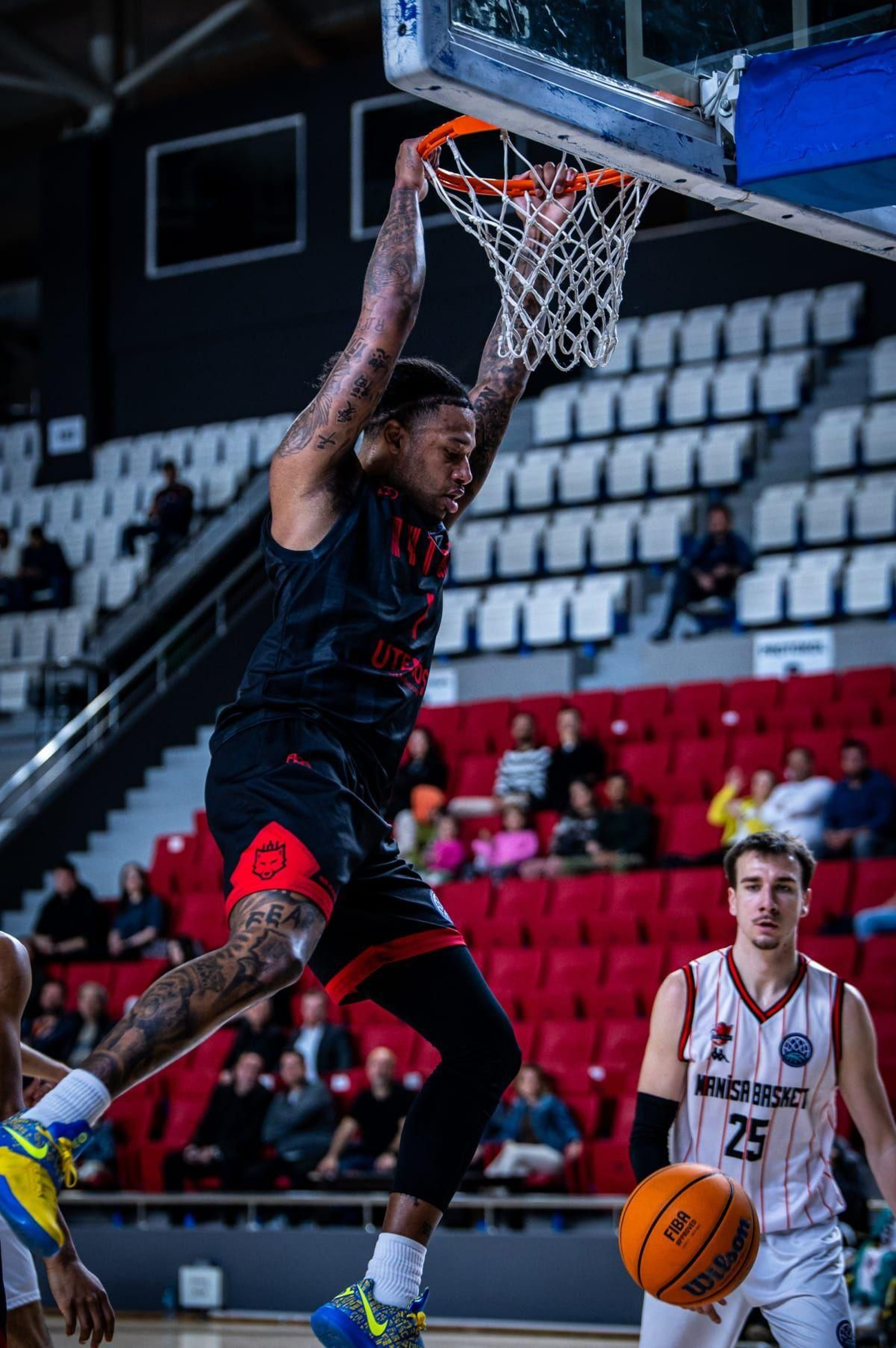 BCL: El Manisa tritura al Rytas y agita el grupo del Unicaja