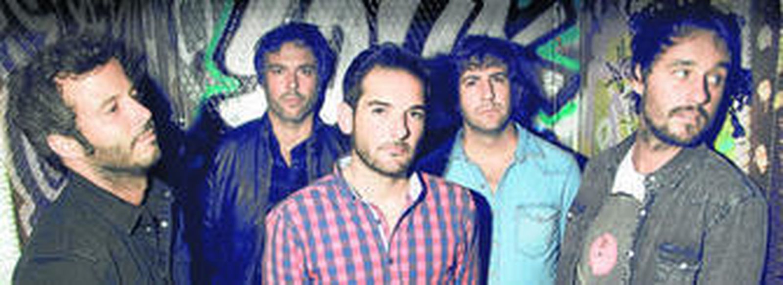 1. Los componente de FULL posan para el fotógrafo. 2. El grupo sevillano en uno de sus últimos conciertos. 3. La banda, que empezó tocando en pequeños locales, cuenta con un amplio séquito de seguidores.