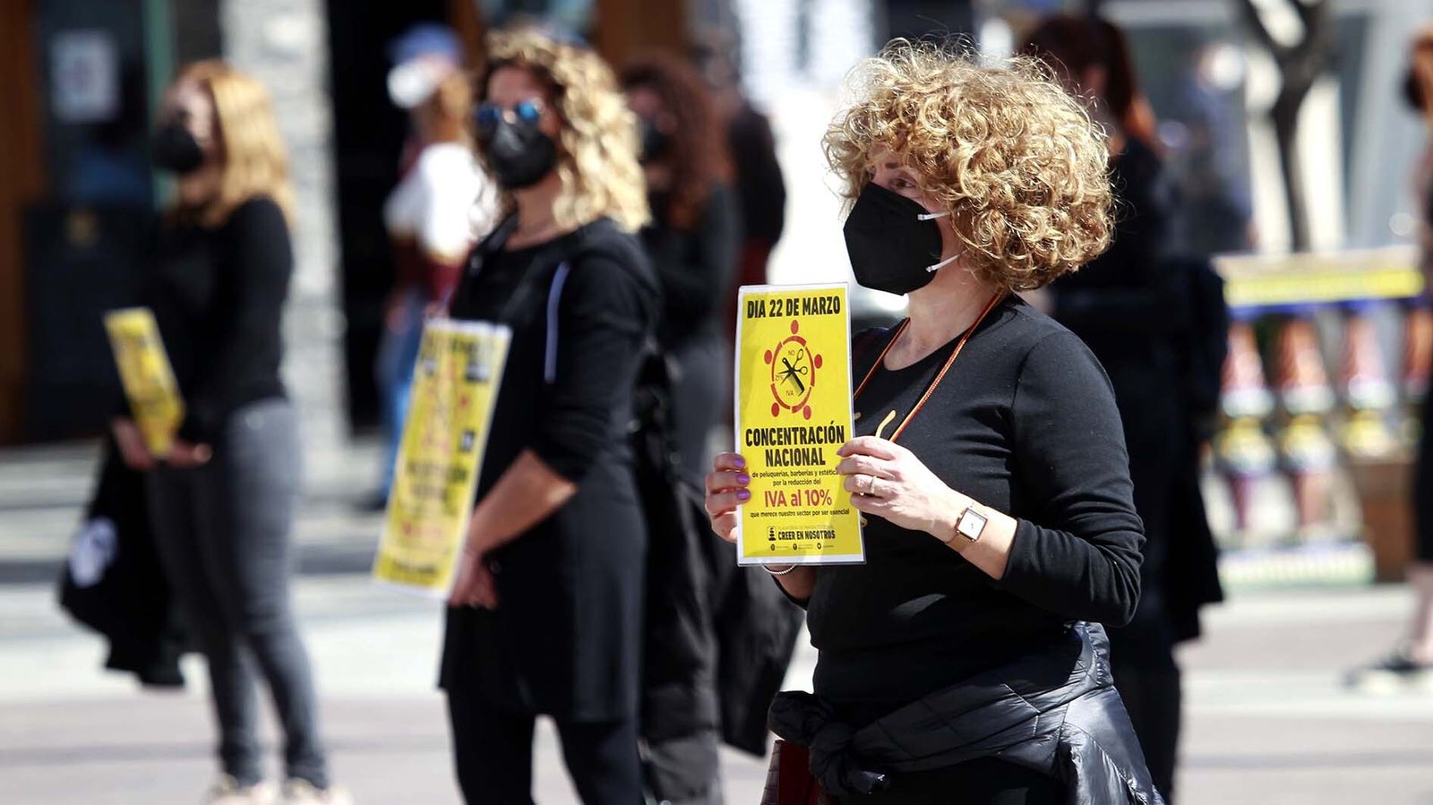 Las fotos de la protesta del sector de las peluquerías en Algeciras para exigir una bajada del IVA