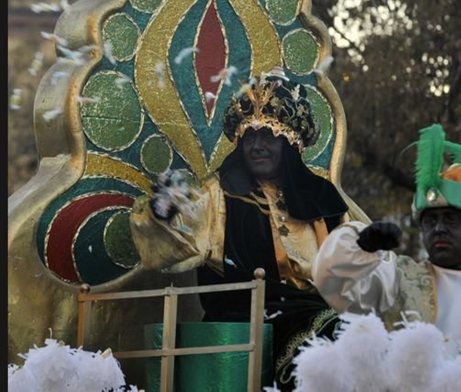 El Rey Baltasar lanza caramelos a los niños. 

Foto: Manuel Gomez, Juan Carlos Vazquez