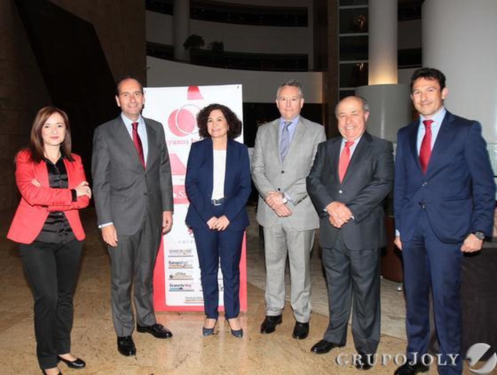 La directora de Granada Hoy, Magdalena Trillo; el delegado territorial del Grupo Santander en Andalucía, Alberto Delgado; la rectora de la UGR, Pilar Aranda; el presidente del Grupo Joly, José Joly; el alcalde de la ciudad, José Torres Hurtado; y el director de zona de Granada del Santander, José Ángel López Sánchez. Reportaje gráfico: María de la Cruz / Álex Cámara
