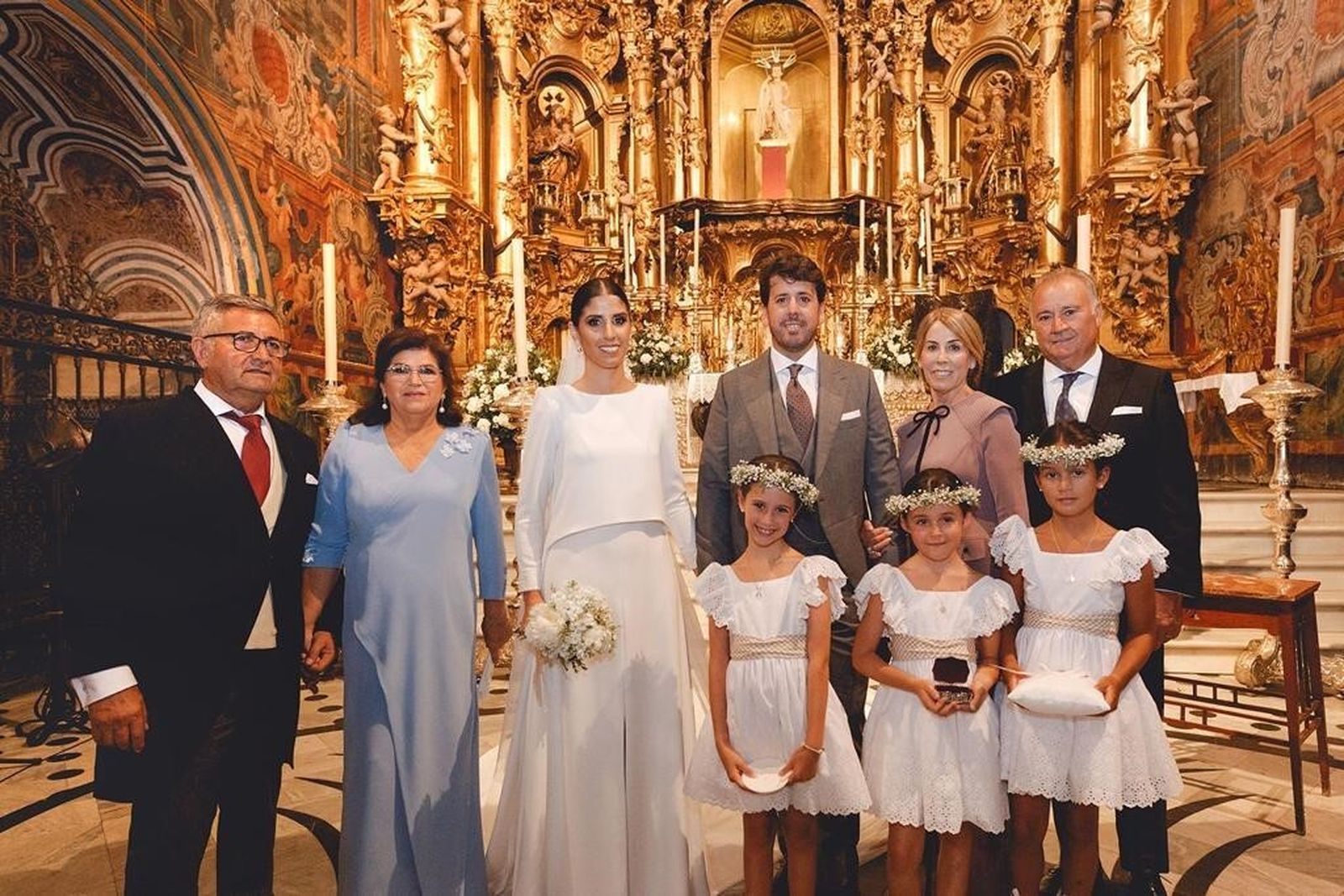 El nuevo matrimonio, José Iván González Rodríguez y María del Carmen Rodríguez Fernández, con sus padres, José González Millán y Rosalía Rodríguez Gómez, y Manuel Rodríguez Domínguez y María del Carmen Fernández Montaño, tras finalizar la ceremonia religiosa en la iglesia Nuestra Señora de la O.