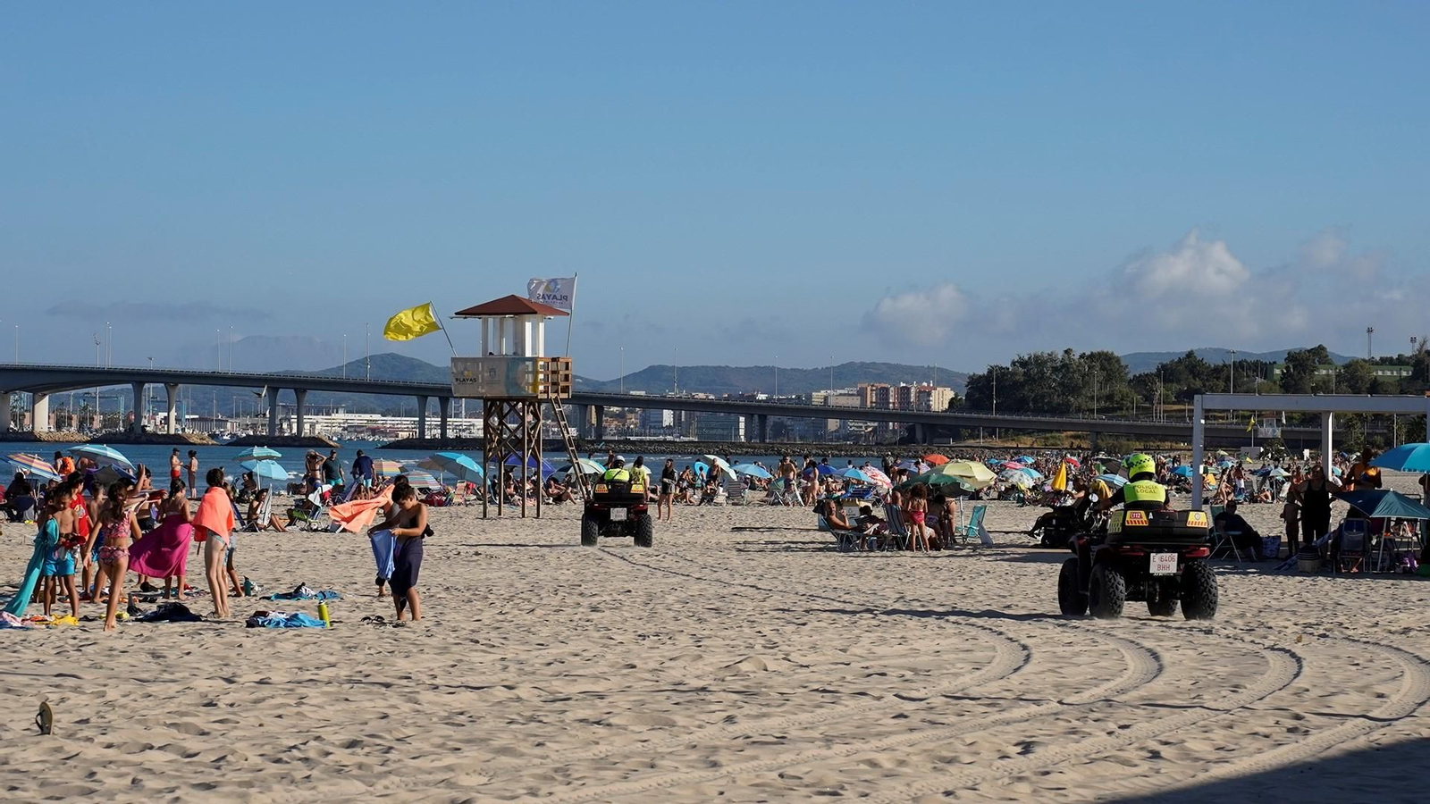Muchos bañistas un día de playa en El Rinconcillo.