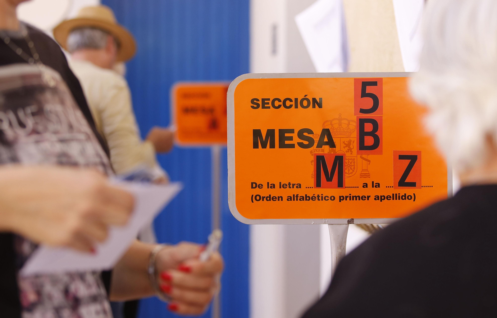 Cartel de una mesa electoral en Málaga.